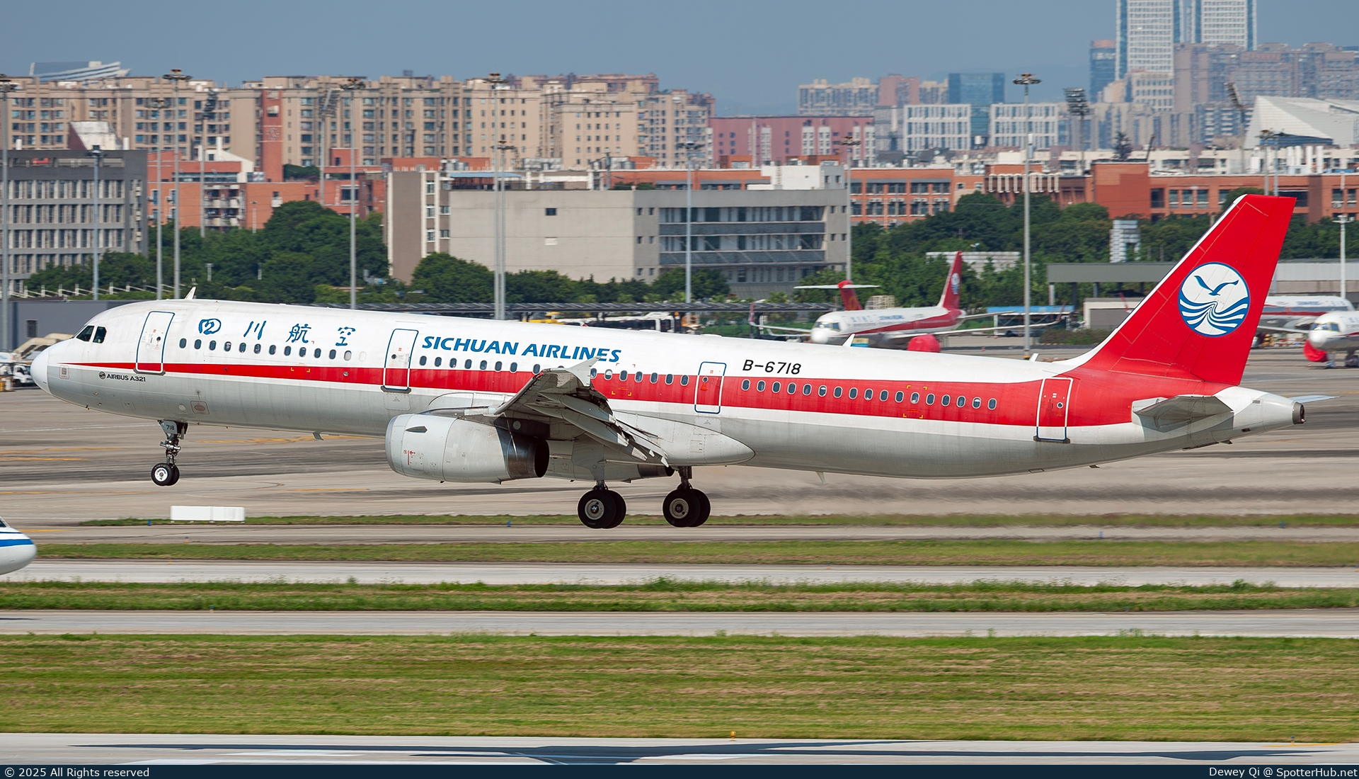 Photo of B-6718 - Airbus A321-231 operated by Sichuan Airlines