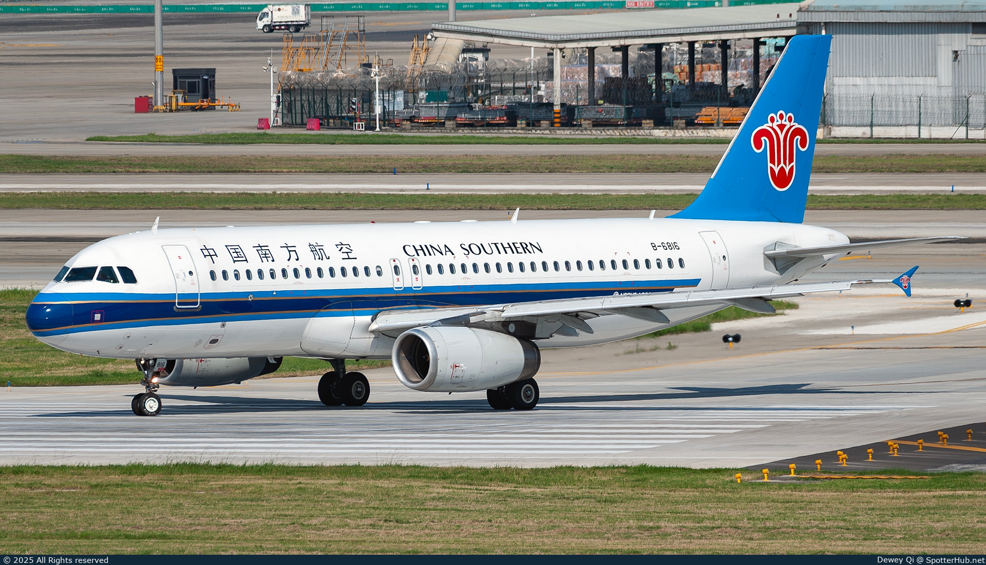 Photo of B-6816 - Airbus A320-232 operated by China Southern Airlines