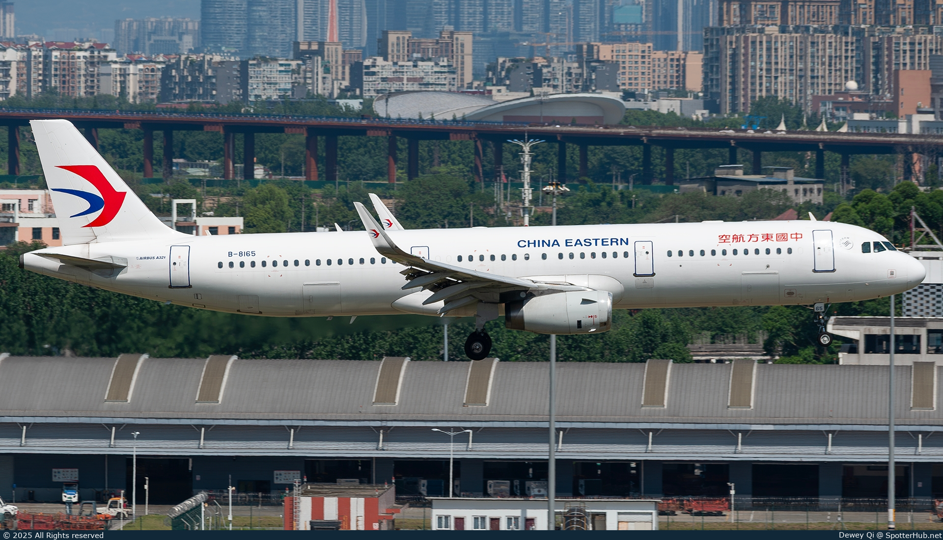 Photo of B-8165 - Airbus A321-231 operated by China Eastern Airlines