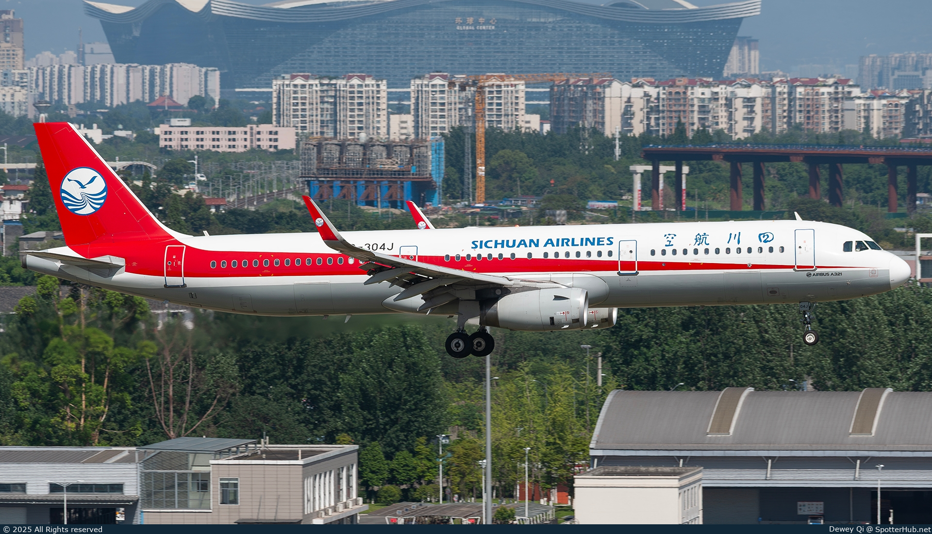 Photo of B-304J - Airbus A321-231 operated by Sichuan Airlines