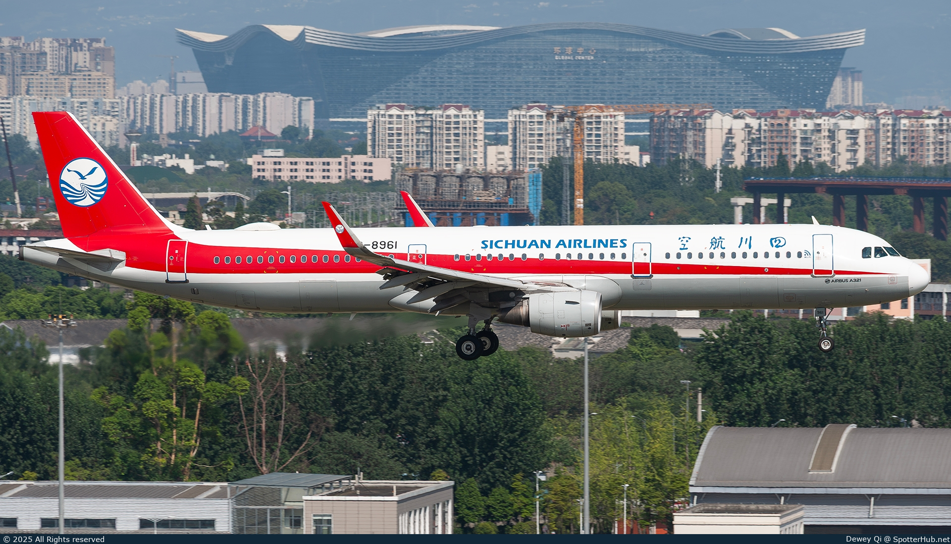 Photo of B-8961 - Airbus A321-211 operated by Sichuan Airlines