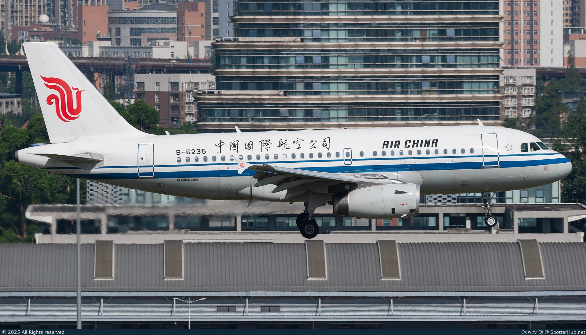 Photo of B-6235 - Airbus A319-131 operated by Air China