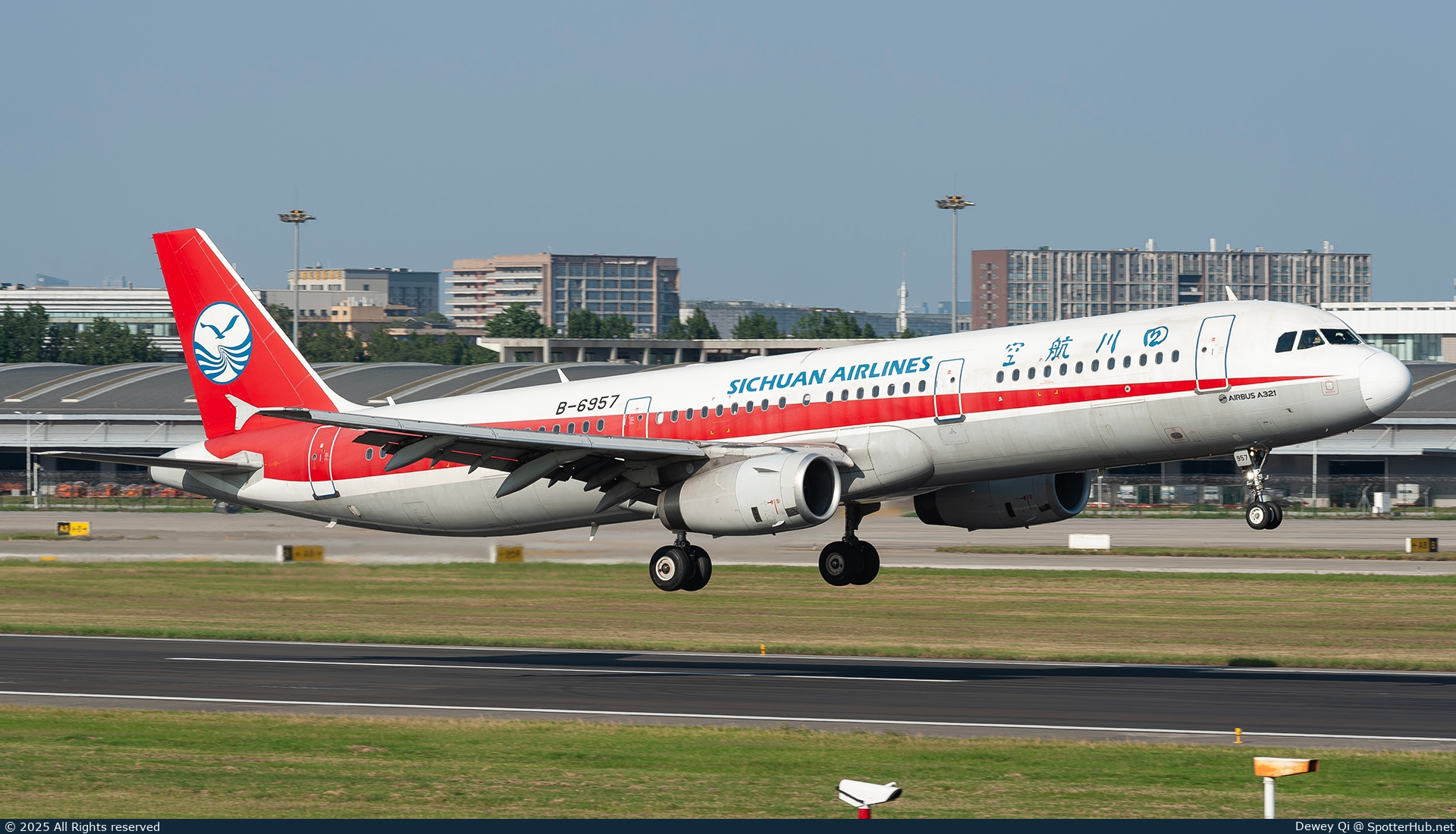 Photo of B-6957 - Airbus A321-231 operated by Sichuan Airlines