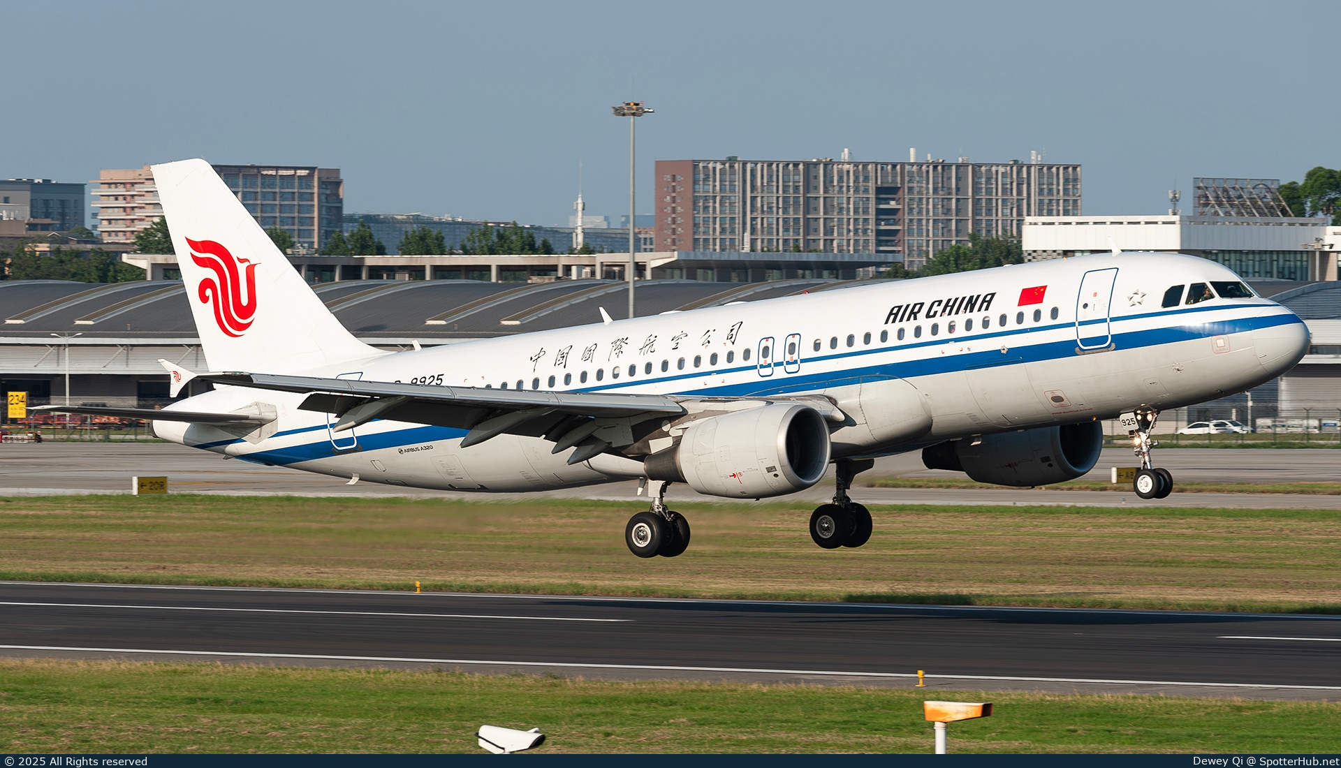 Photo of B-9925 - Airbus A320-214 operated by Air China