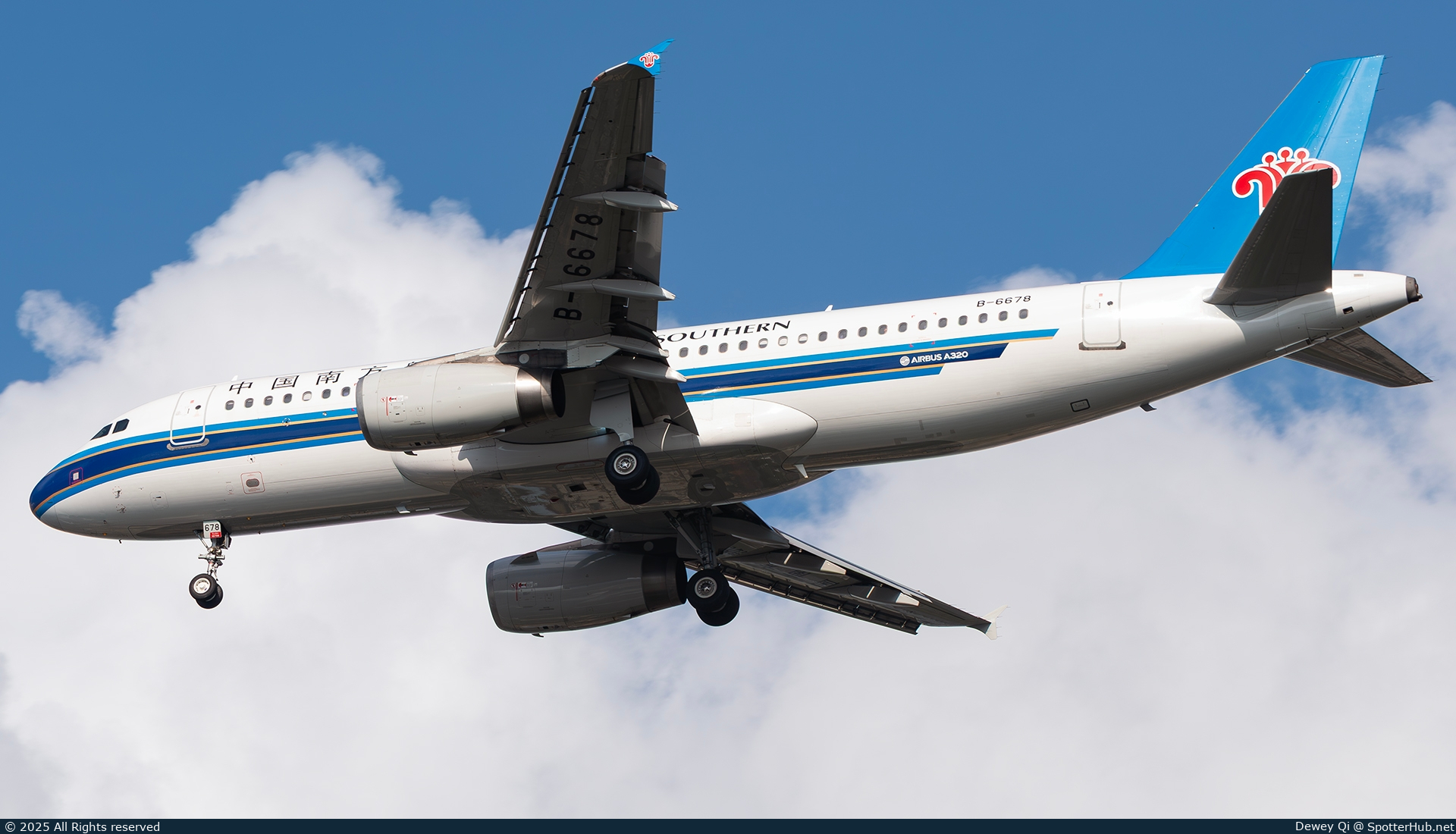 Photo of B-6678 - Airbus A320-232 operated by China Southern Airlines