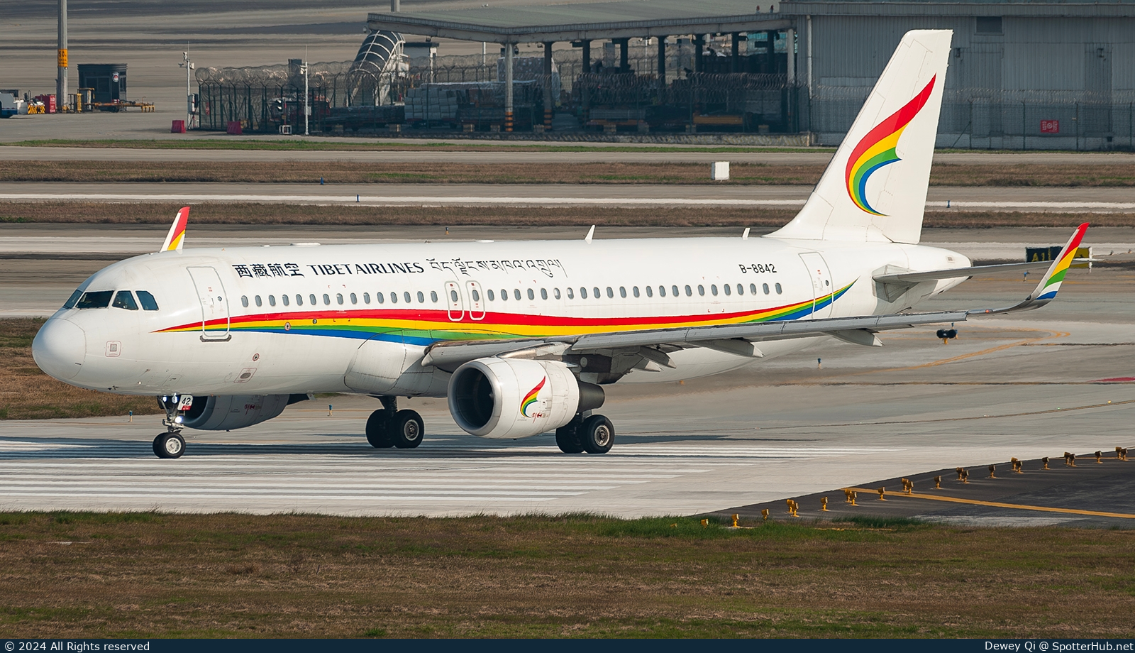 Photo of B-8842 - Airbus A320-214 operated by Tibet Airlines