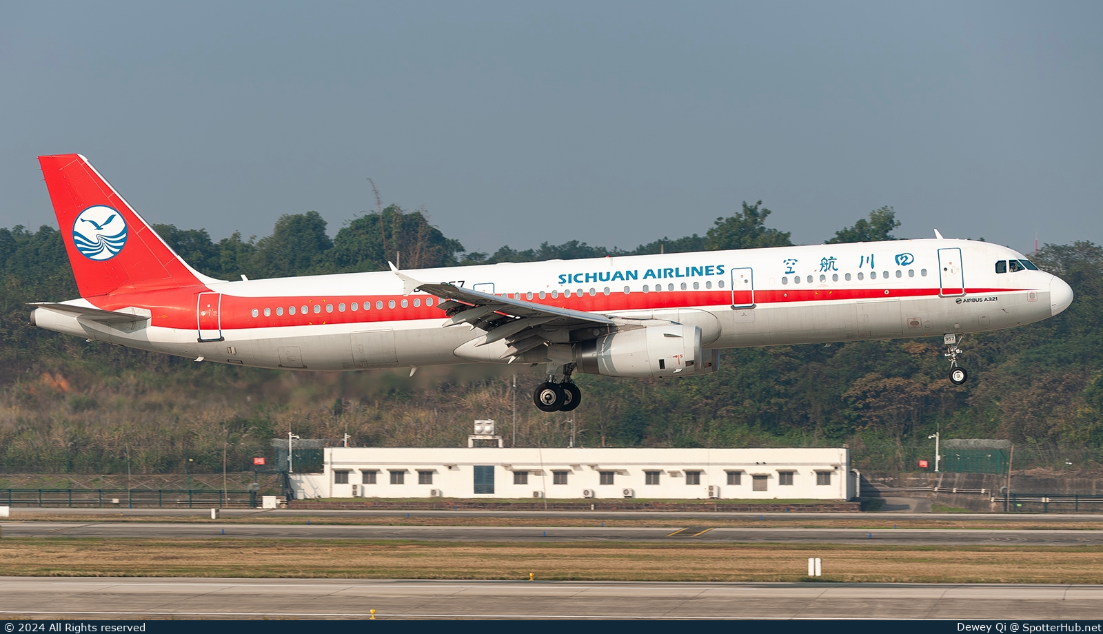 Photo of B-6957 - Airbus A321-231 operated by Sichuan Airlines