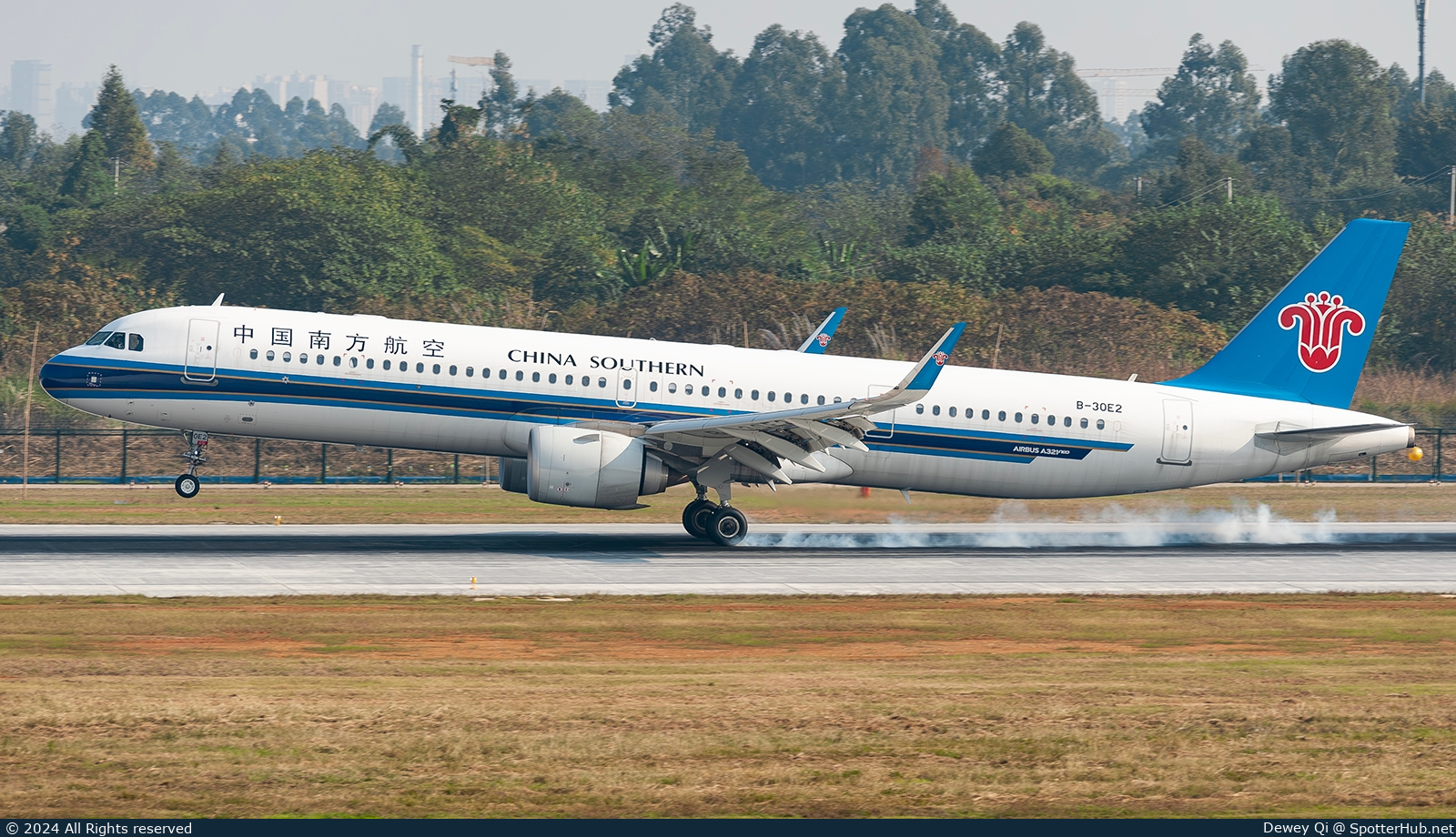 Photo of B-30E2 - Airbus A321-253NX operated by China Southern Airlines