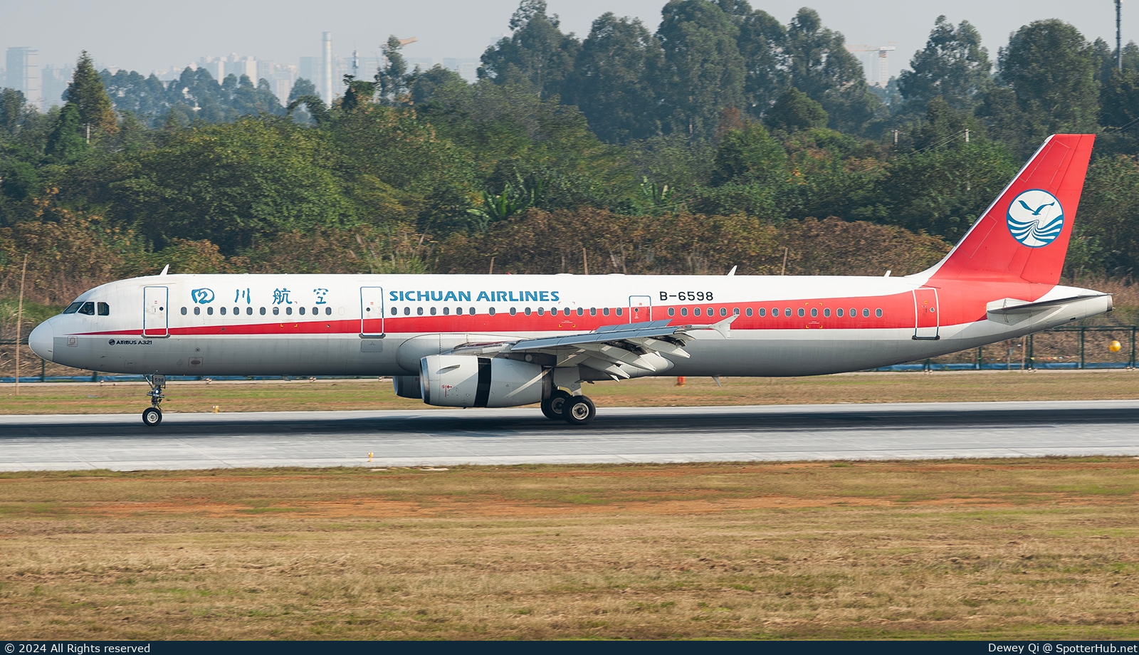 Photo of B-6598 - Airbus A321-231 operated by Sichuan Airlines