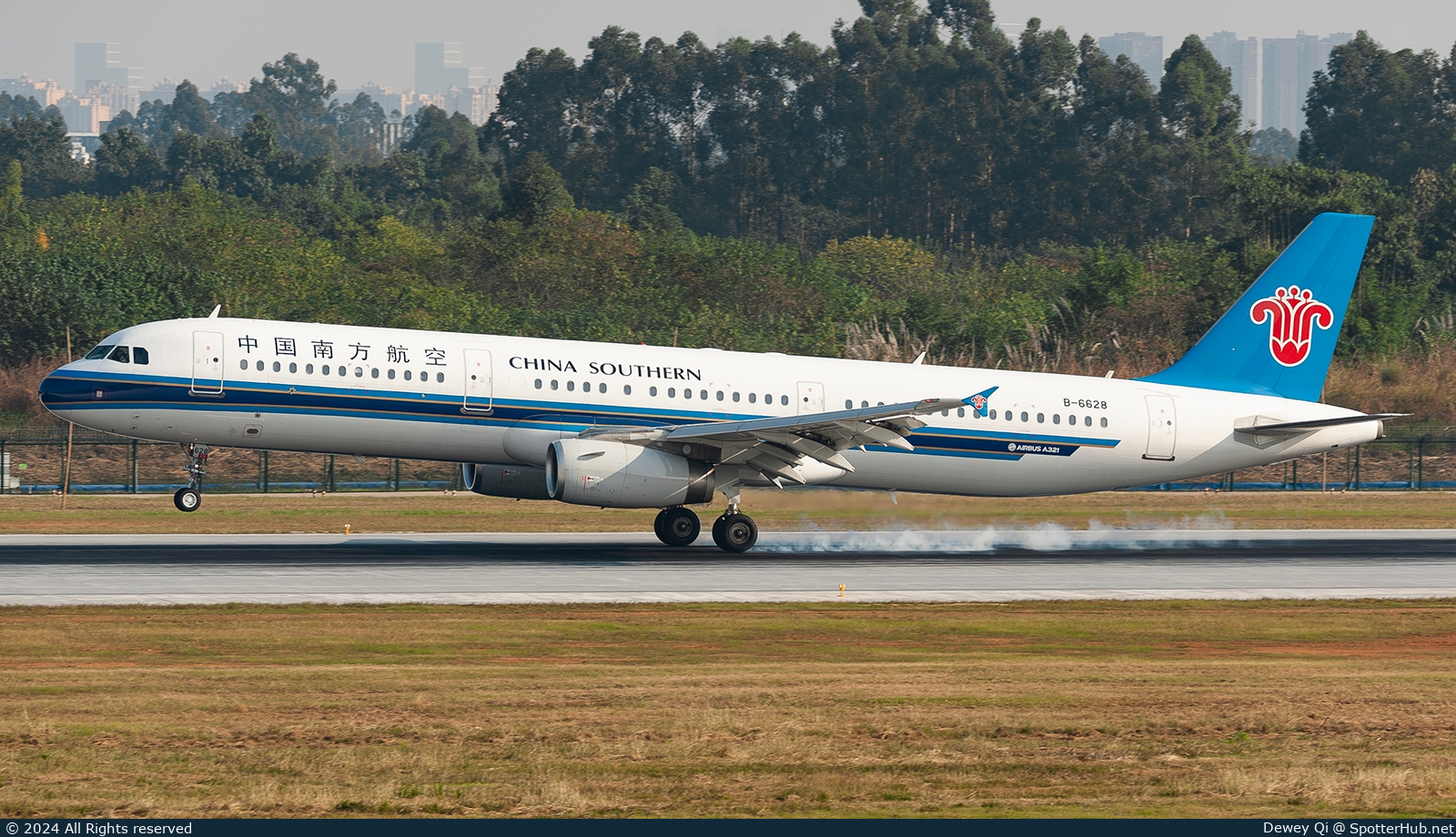 Photo of B-6628 - Airbus A321-231 operated by China Southern Airlines