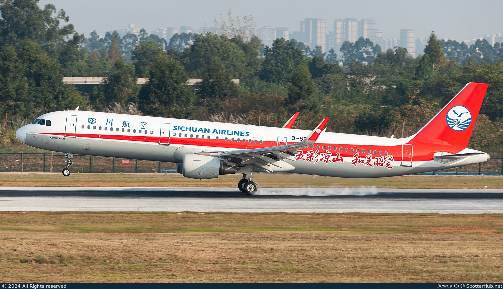 Photo of B-8601 - Airbus A321-211 operated by Sichuan Airlines