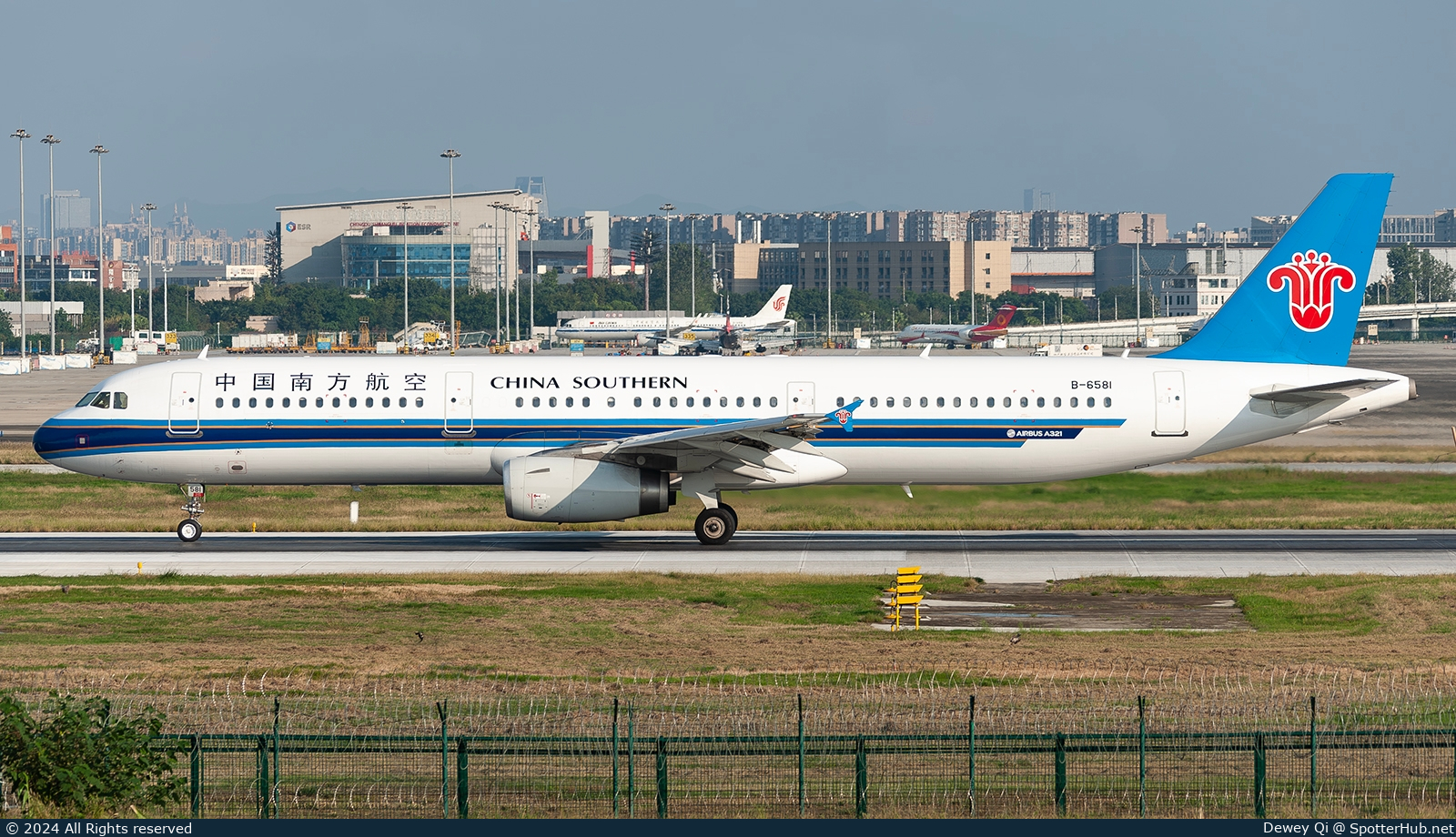 Photo of B-6581 - Airbus A321-231 operated by China Southern Airlines