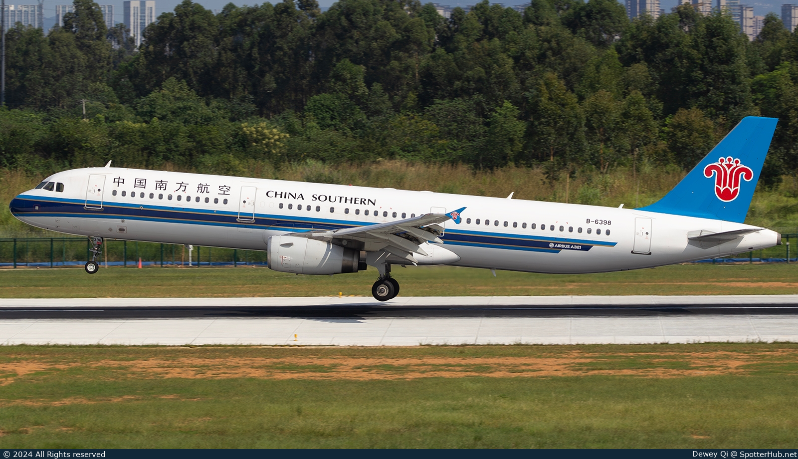 Photo of B-6398 - Airbus A321-231 operated by China Southern Airlines