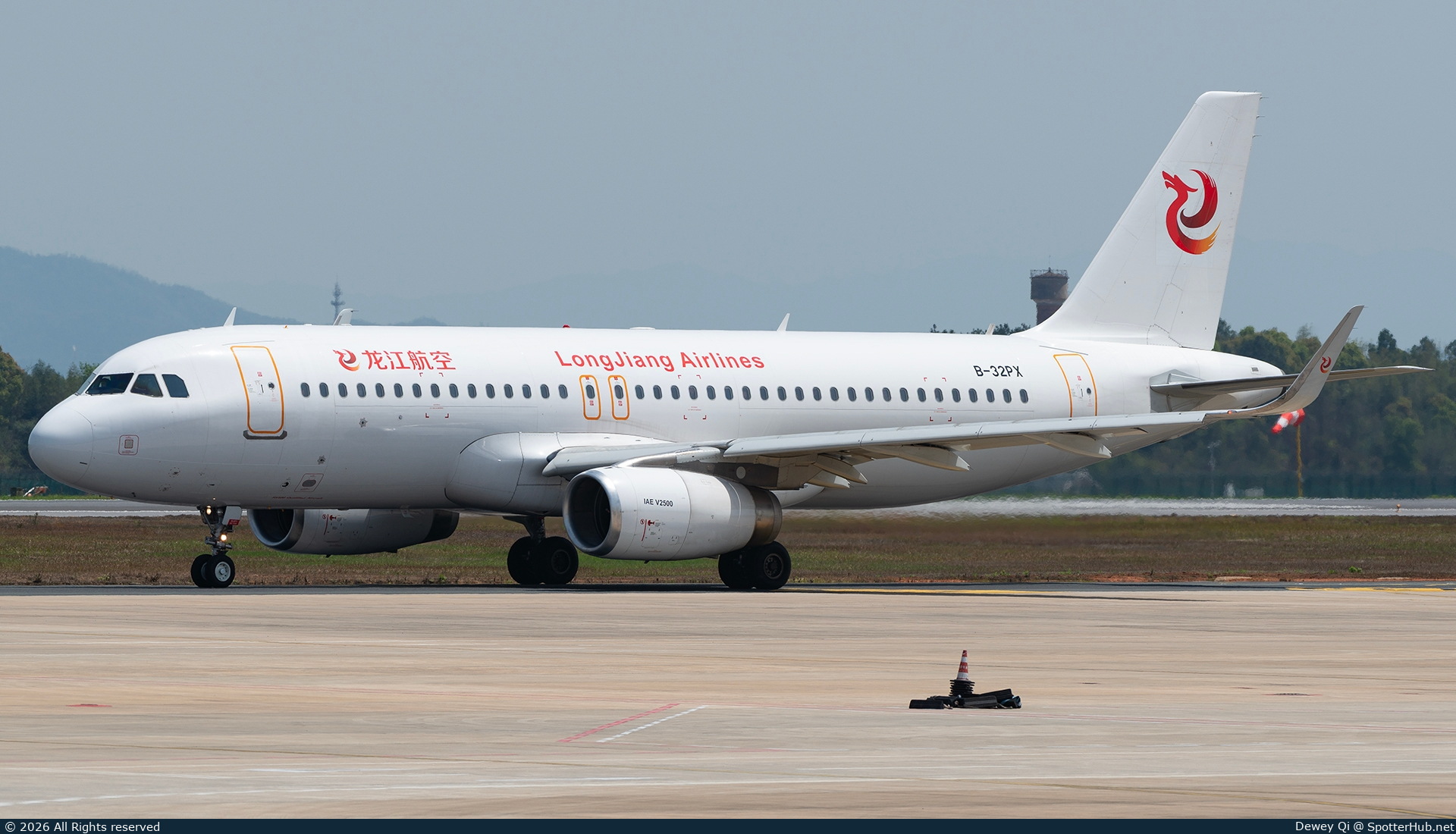 Photo of B-32PX - Airbus A320-232 operated by LongJiang Airlines
