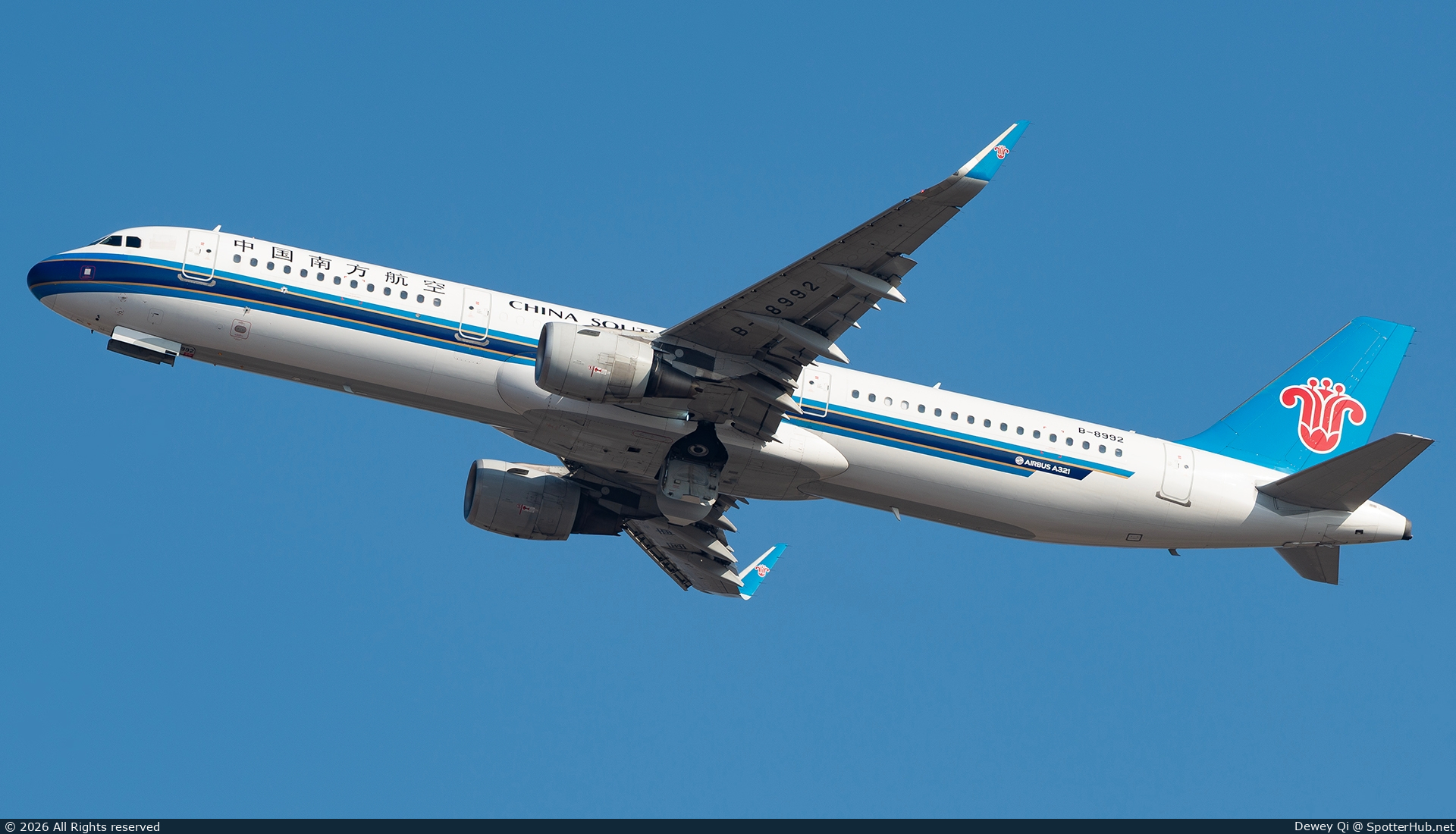 Photo of B-8992 - Airbus A321-211 operated by China Southern Airlines
