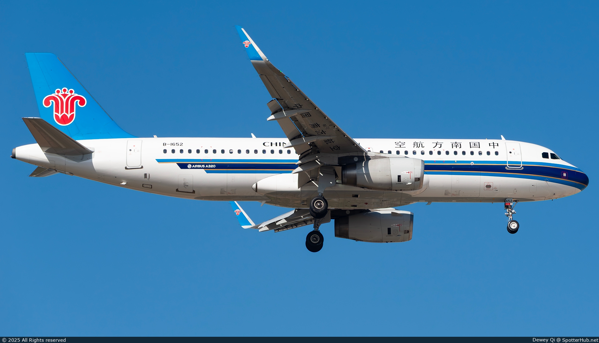 Photo of B-1652 - Airbus A320-232 operated by China Southern Airlines