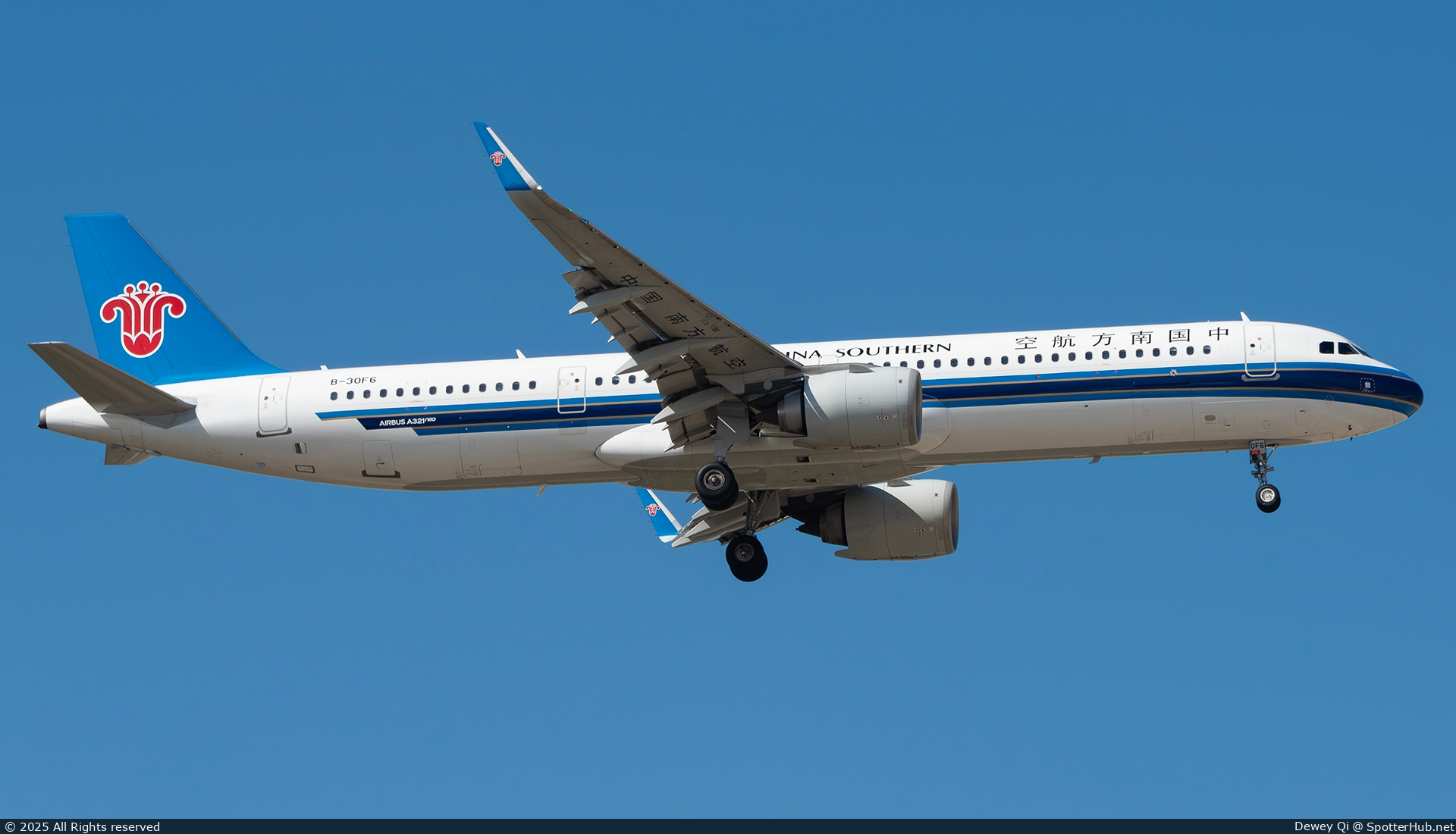 Photo of B-30F6 - Airbus A321-253NX operated by China Southern Airlines