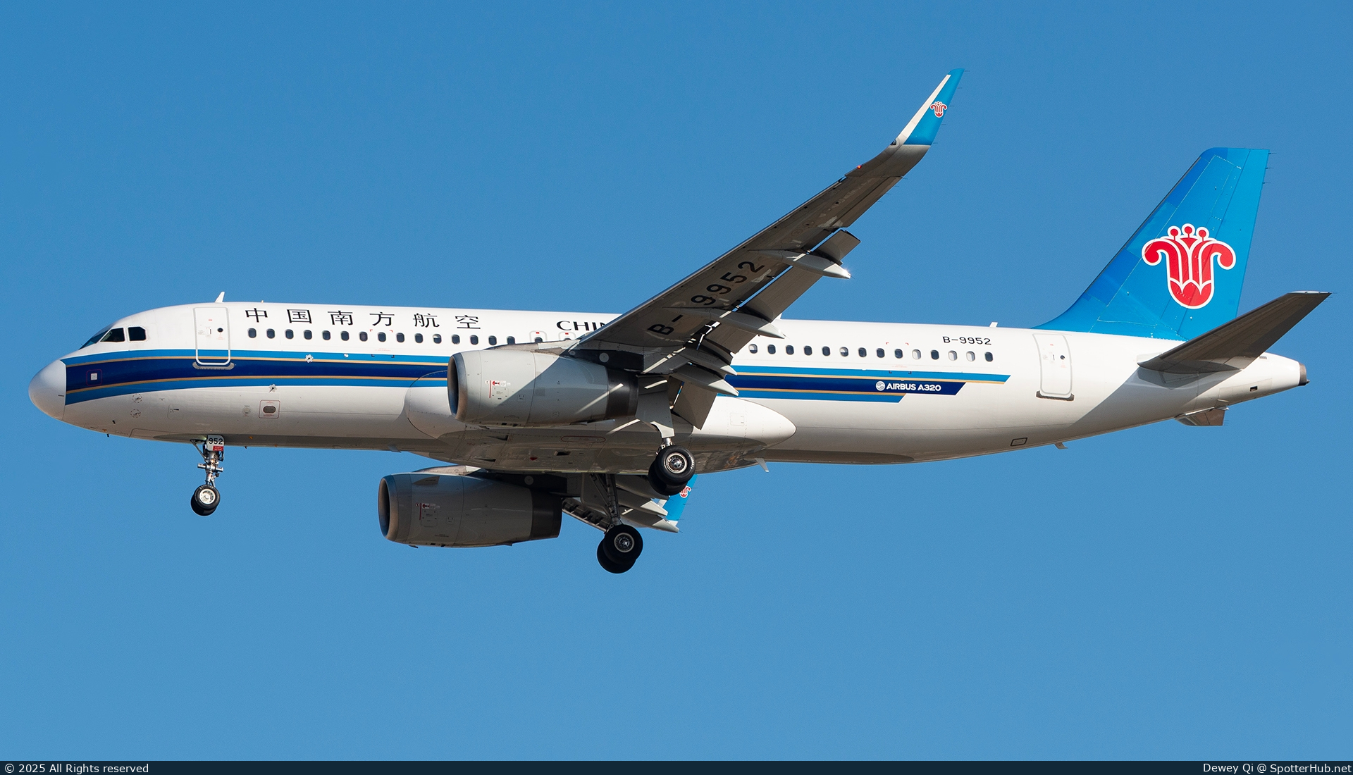 Photo of B-9952 - Airbus A320-232 operated by China Southern Airlines
