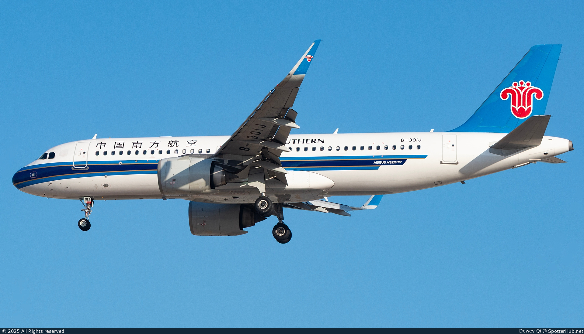 Photo of B-301J - Airbus A320-251N operated by China Southern Airlines