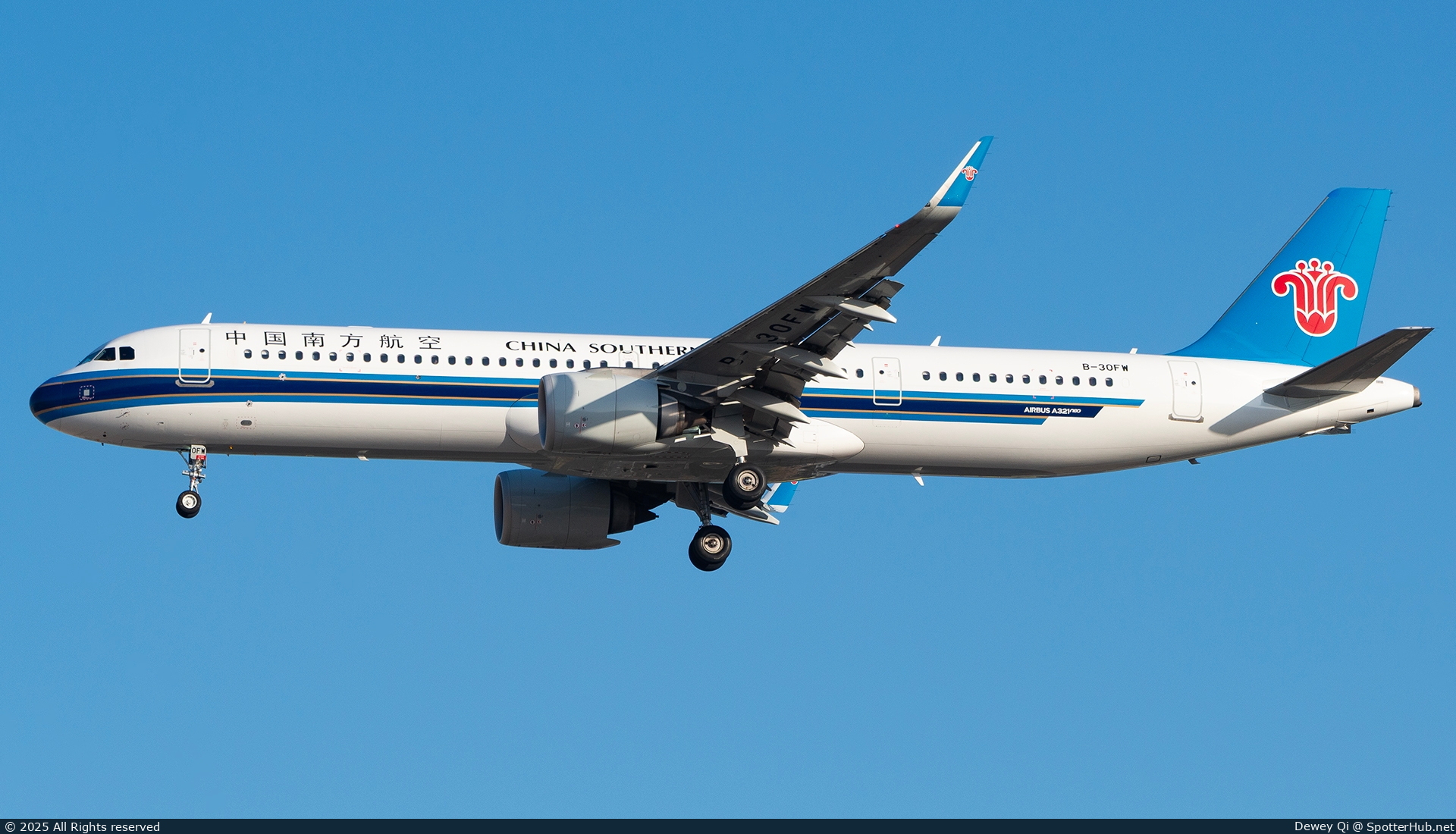 Photo of B-30FW - Airbus A321-253NX operated by China Southern Airlines