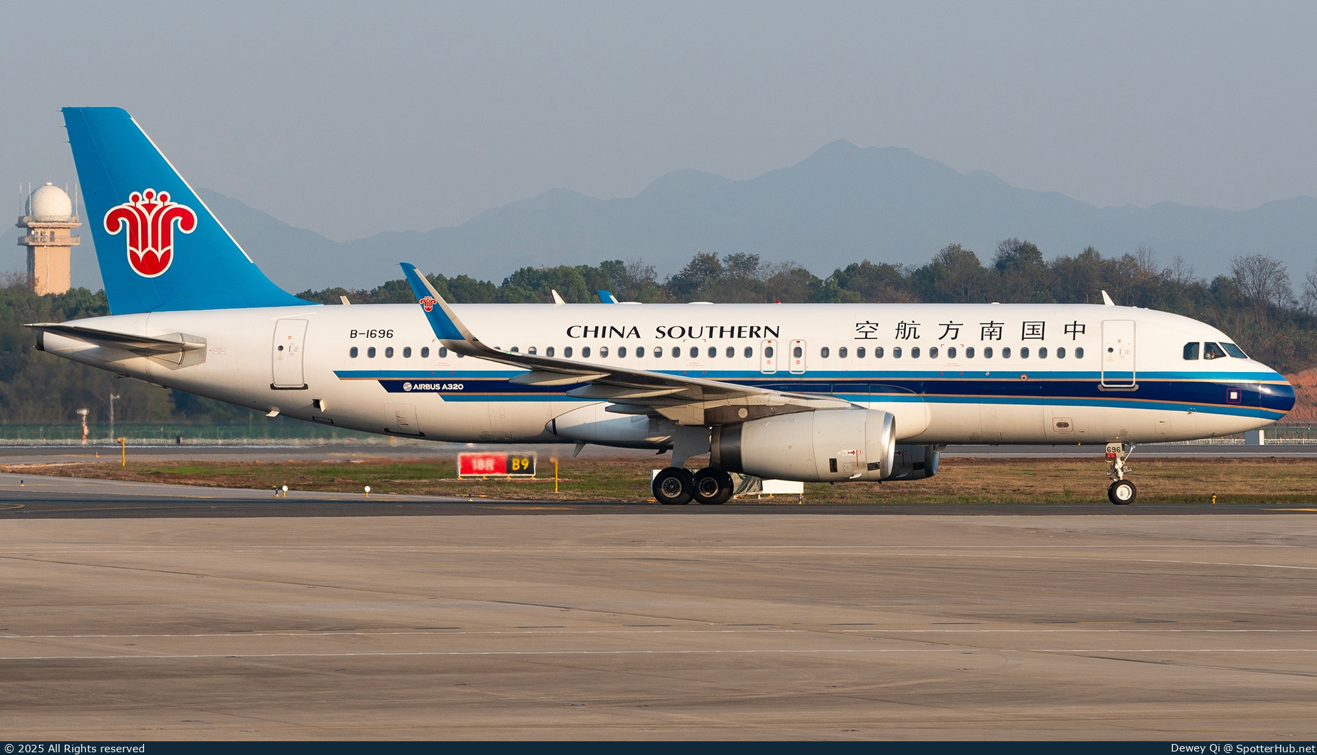 Photo of B-1696 - Airbus A320-232 operated by China Southern Airlines