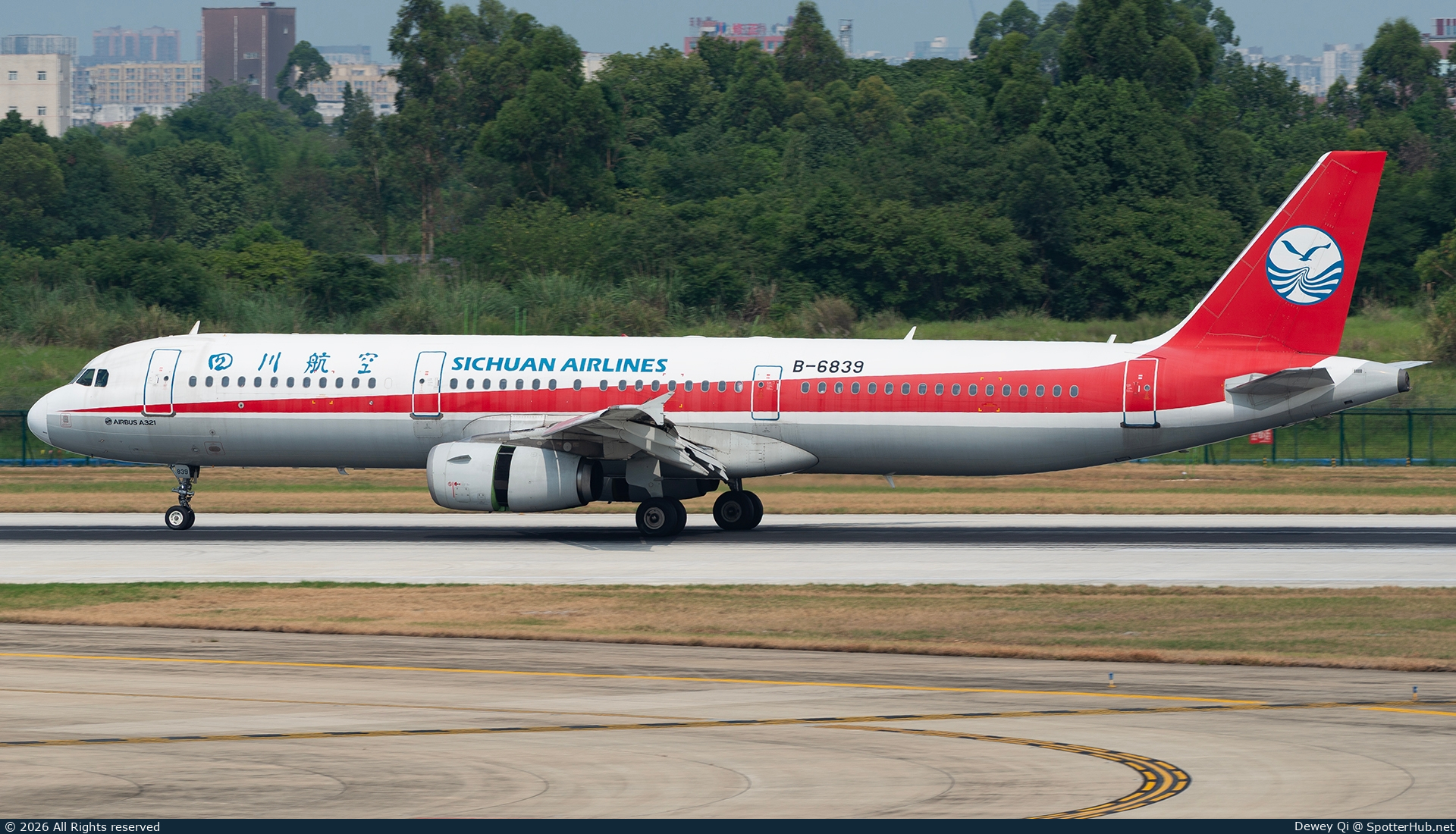 Photo of B-6839 - Airbus A321-231 operated by Sichuan Airlines