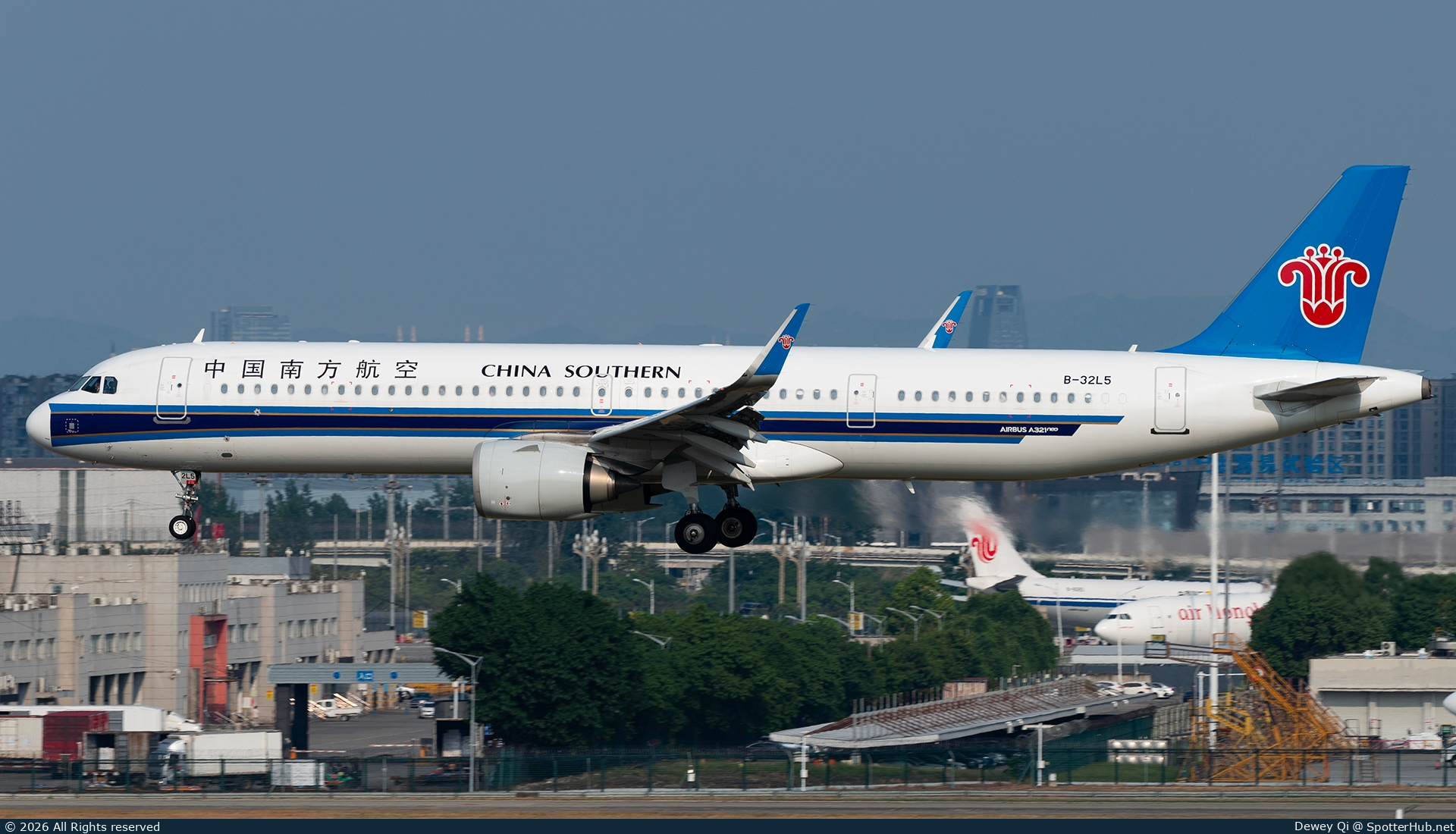 Photo of B-32L5 - Airbus A321-251NX operated by China Southern Airlines