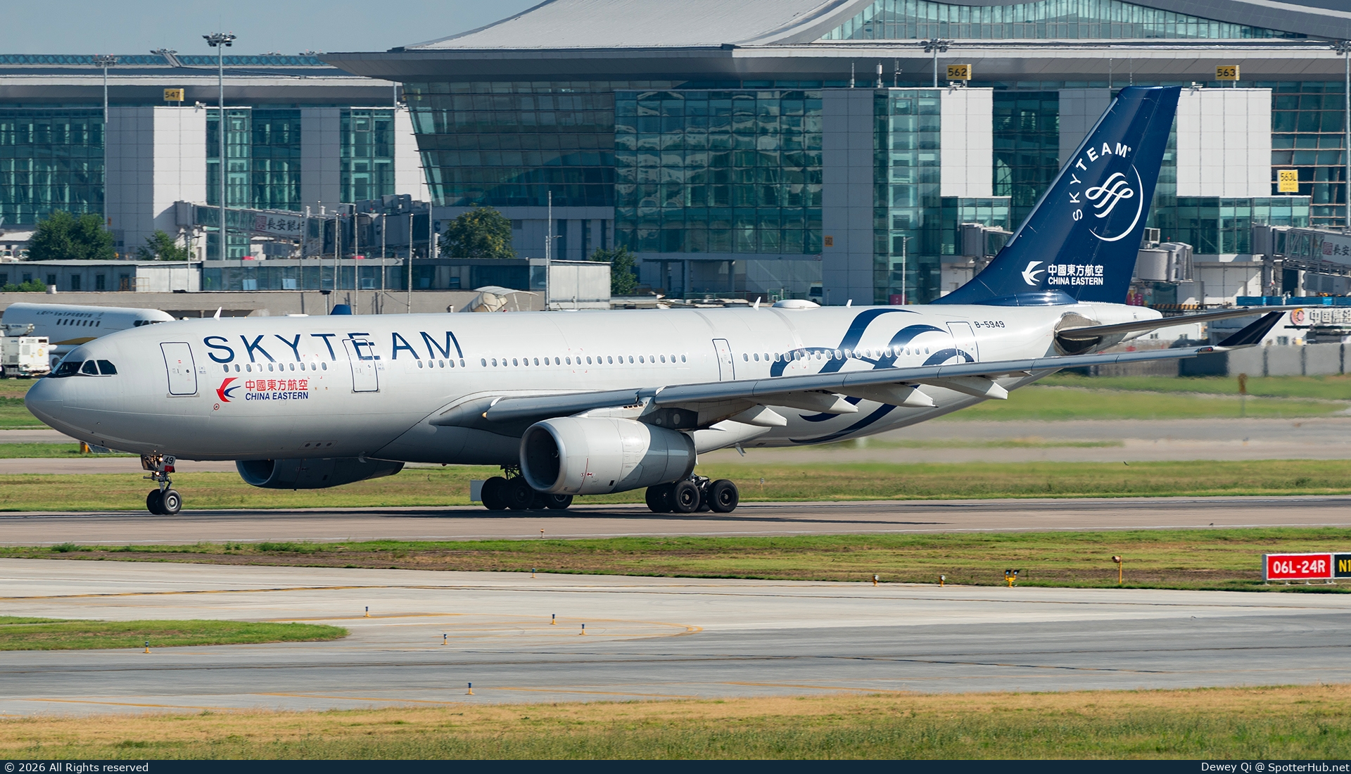 Photo of B-5949 - Airbus A330-243 operated by China Eastern Airlines