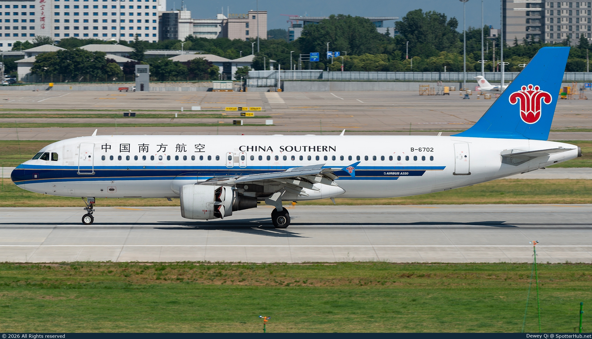 Photo of B-6702 - Airbus A320-214 operated by China Southern Airlines