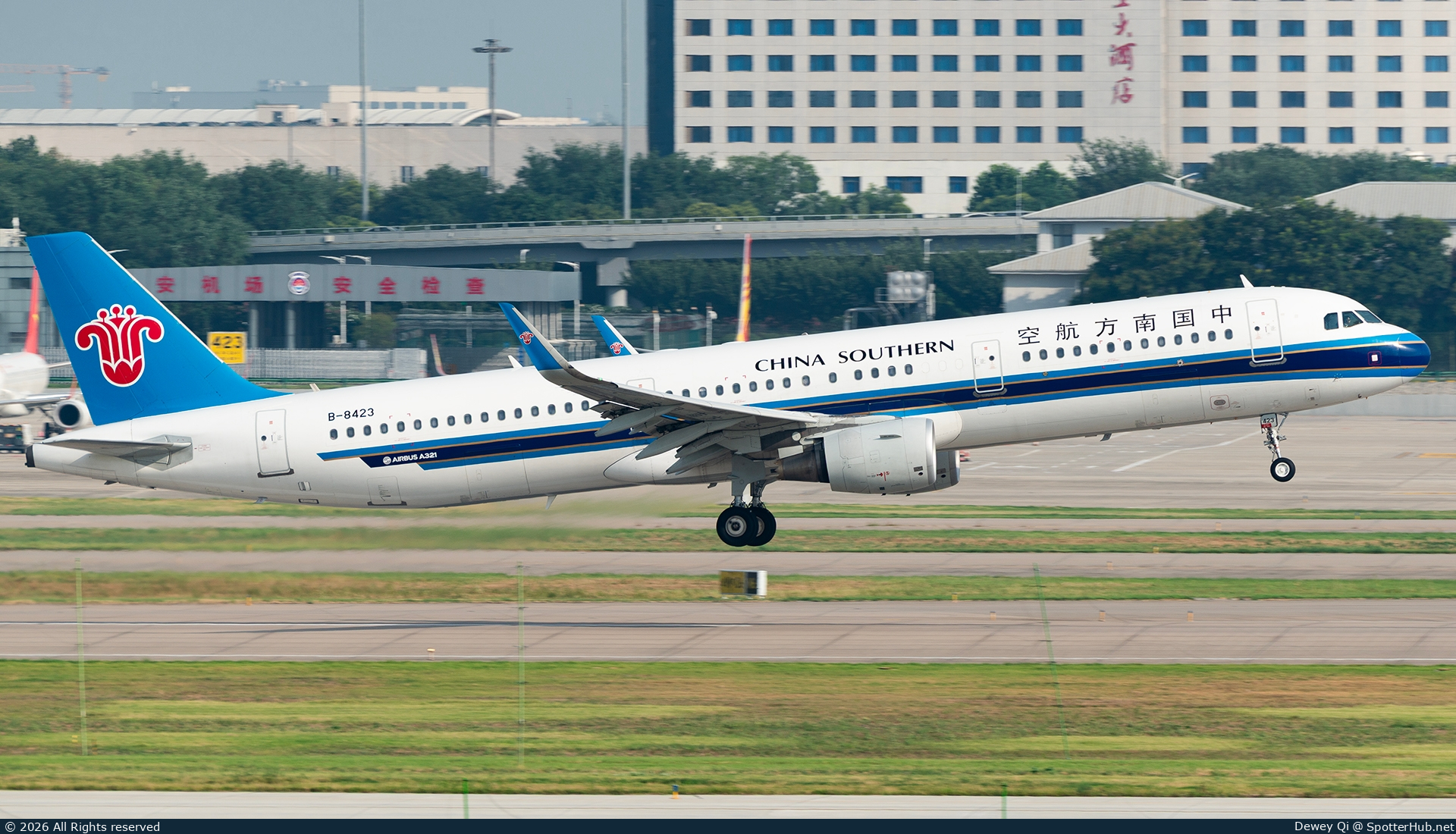 Photo of B-8423 - Airbus A321-211 operated by China Southern Airlines