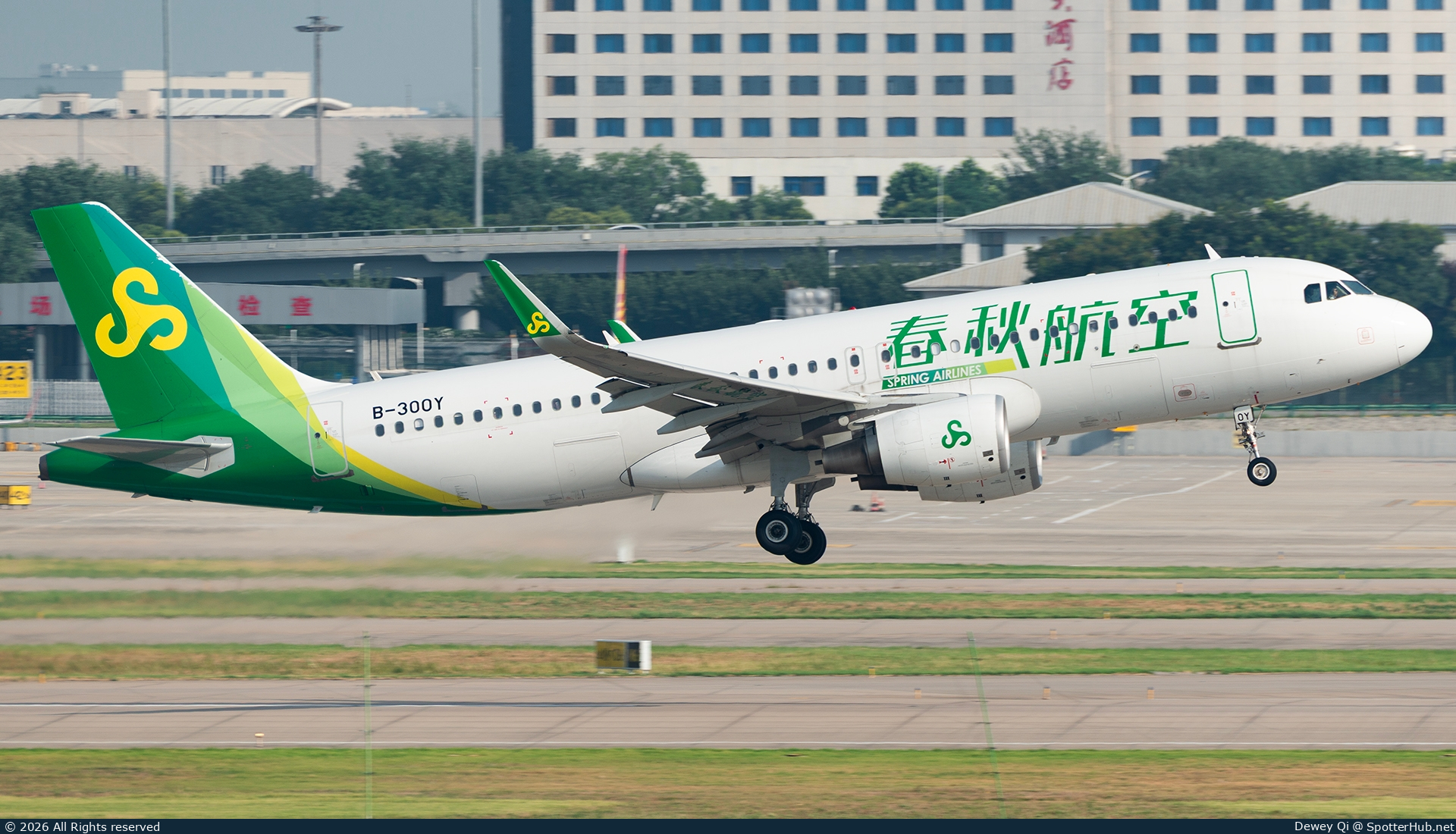 Photo of B-300Y - Airbus A320-214 operated by Spring Airlines