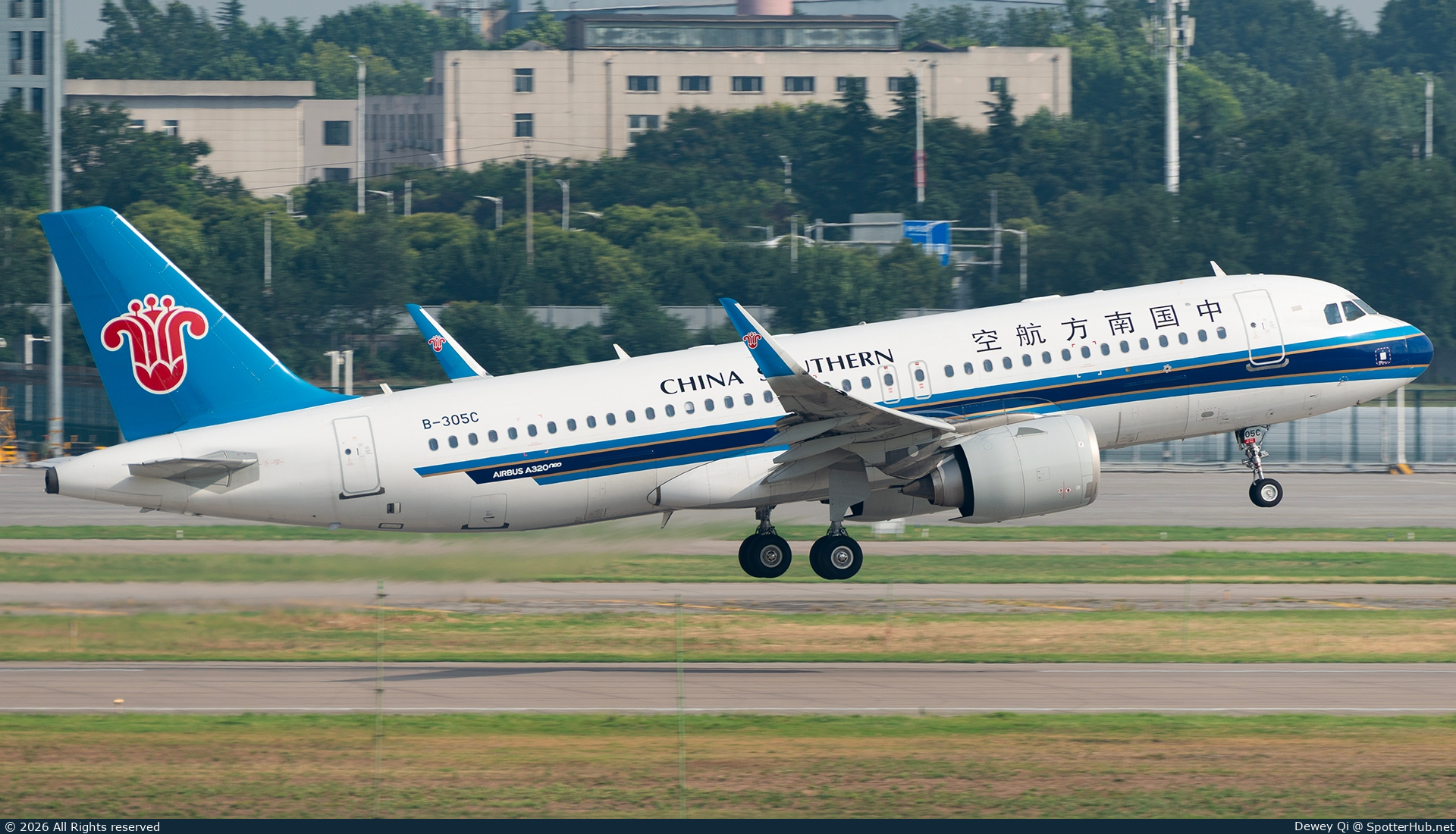 Photo of B-305C - Airbus A320-251N operated by China Southern Airlines