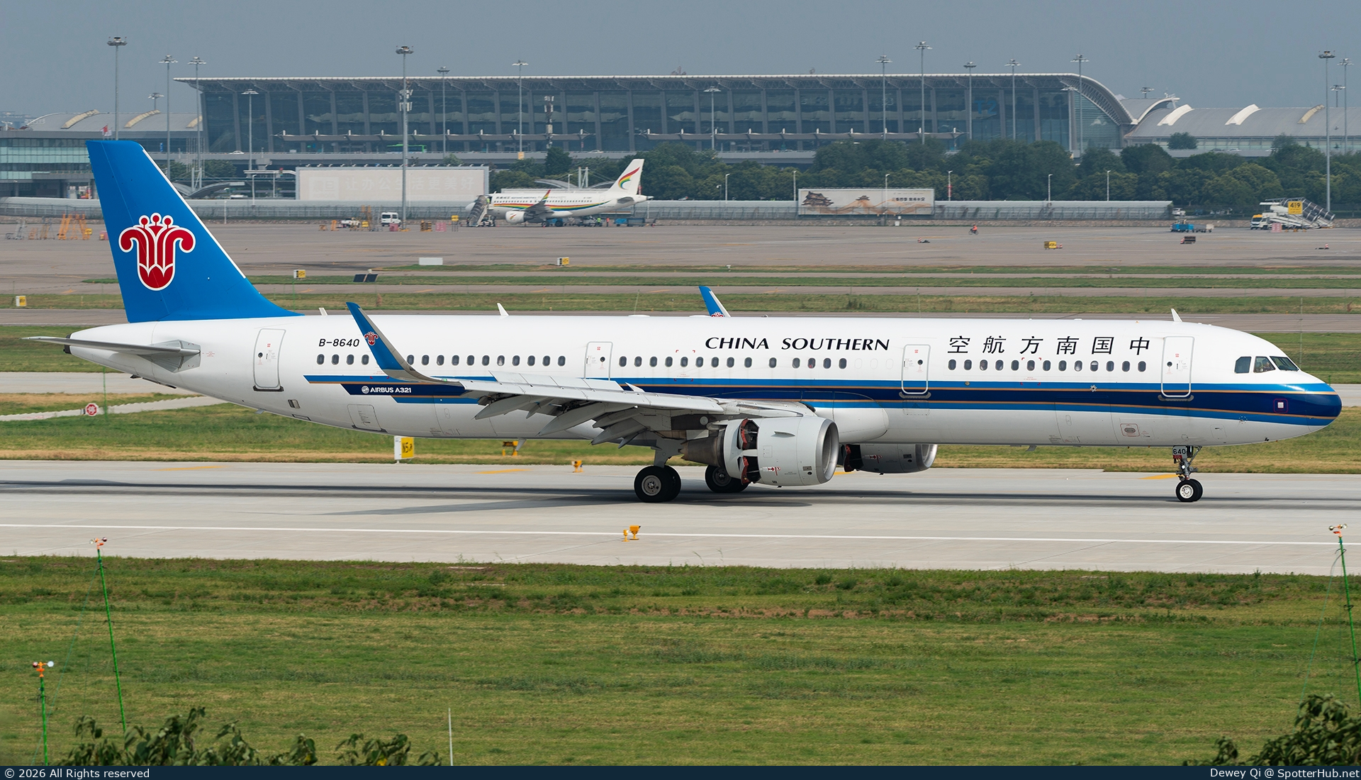 Photo of B-8640 - Airbus A321-211 operated by China Southern Airlines
