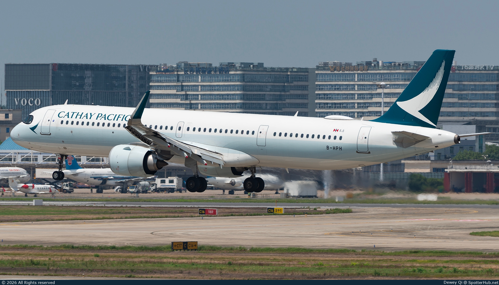Photo of B-HPH - Airbus A321-251NX operated by Cathay Pacific Airways