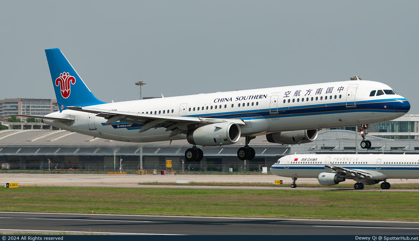 Photo of B-6398 - Airbus A321-231 operated by China Southern Airlines