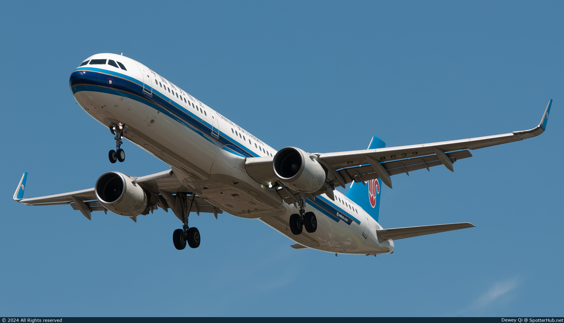 Photo of B-8639 - Airbus A321-211 operated by China Southern Airlines