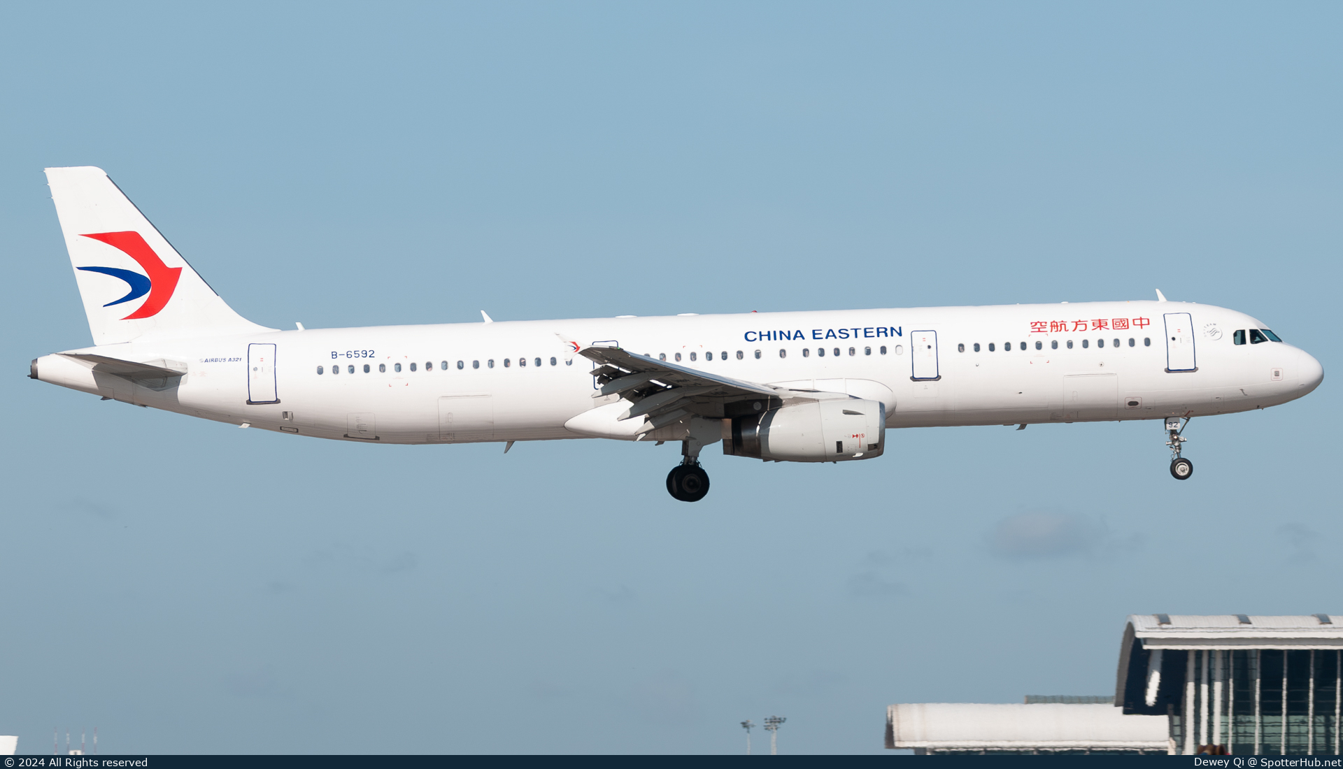 Photo of B-6592 - Airbus A321-231 operated by China Eastern Airlines
