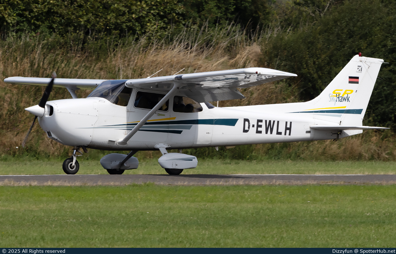 Photo of D-EWLH - Cessna 172S Skyhawk SP operated by Luftsportclub Hamm