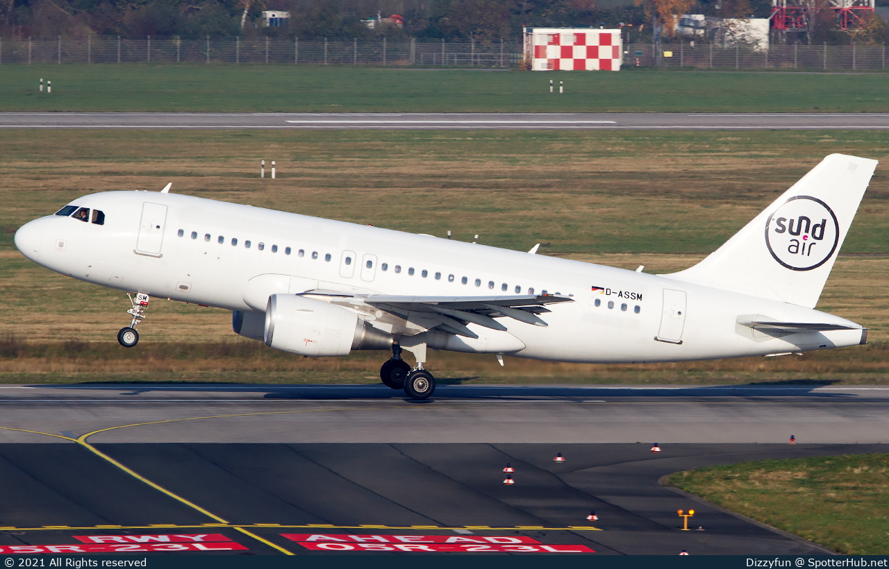Photo of D-ASSM - Airbus A319-112 operated by Sundair