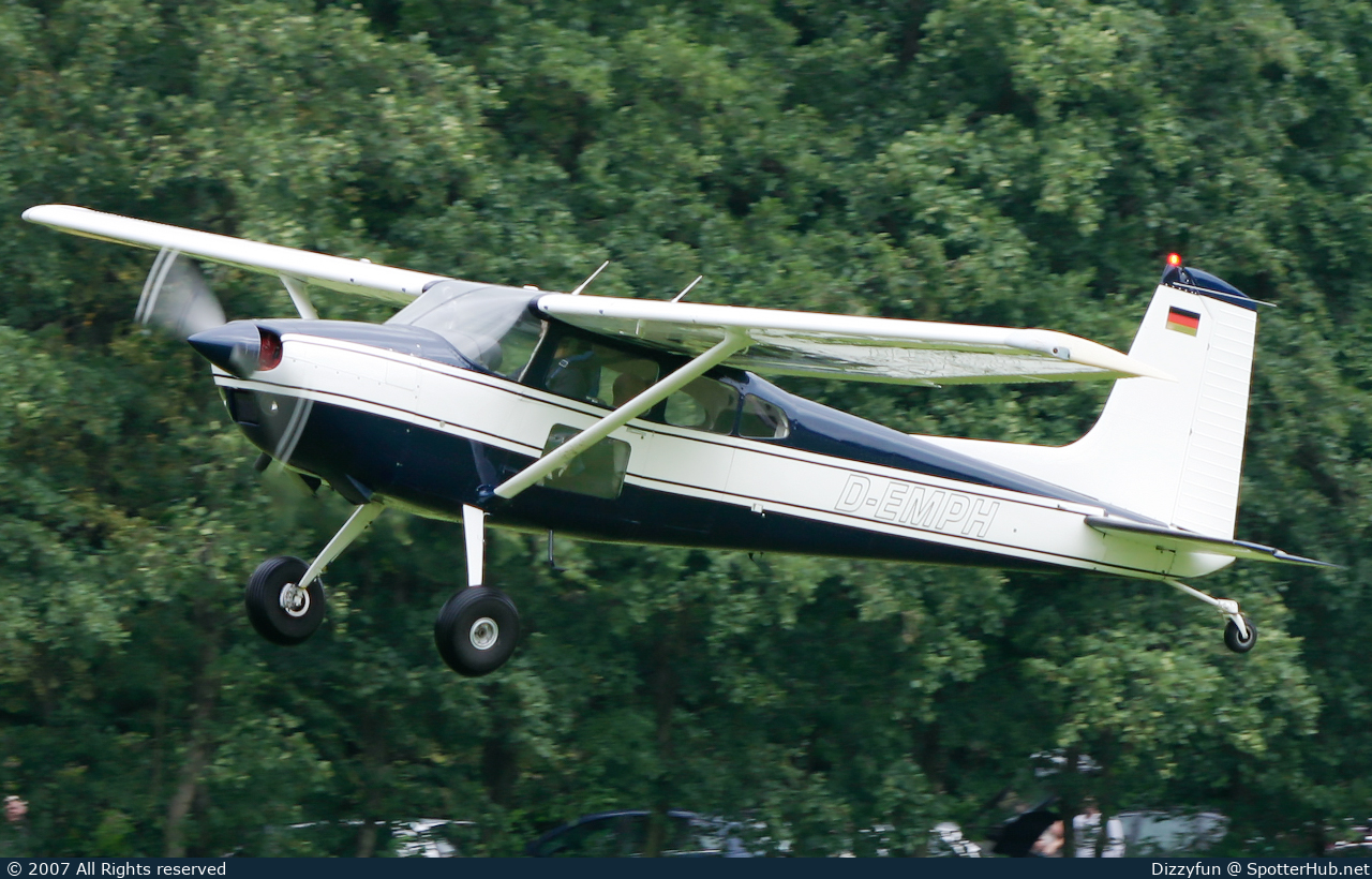 Photo of D-EMPH - Cessna 180K Skywagon operated by Private