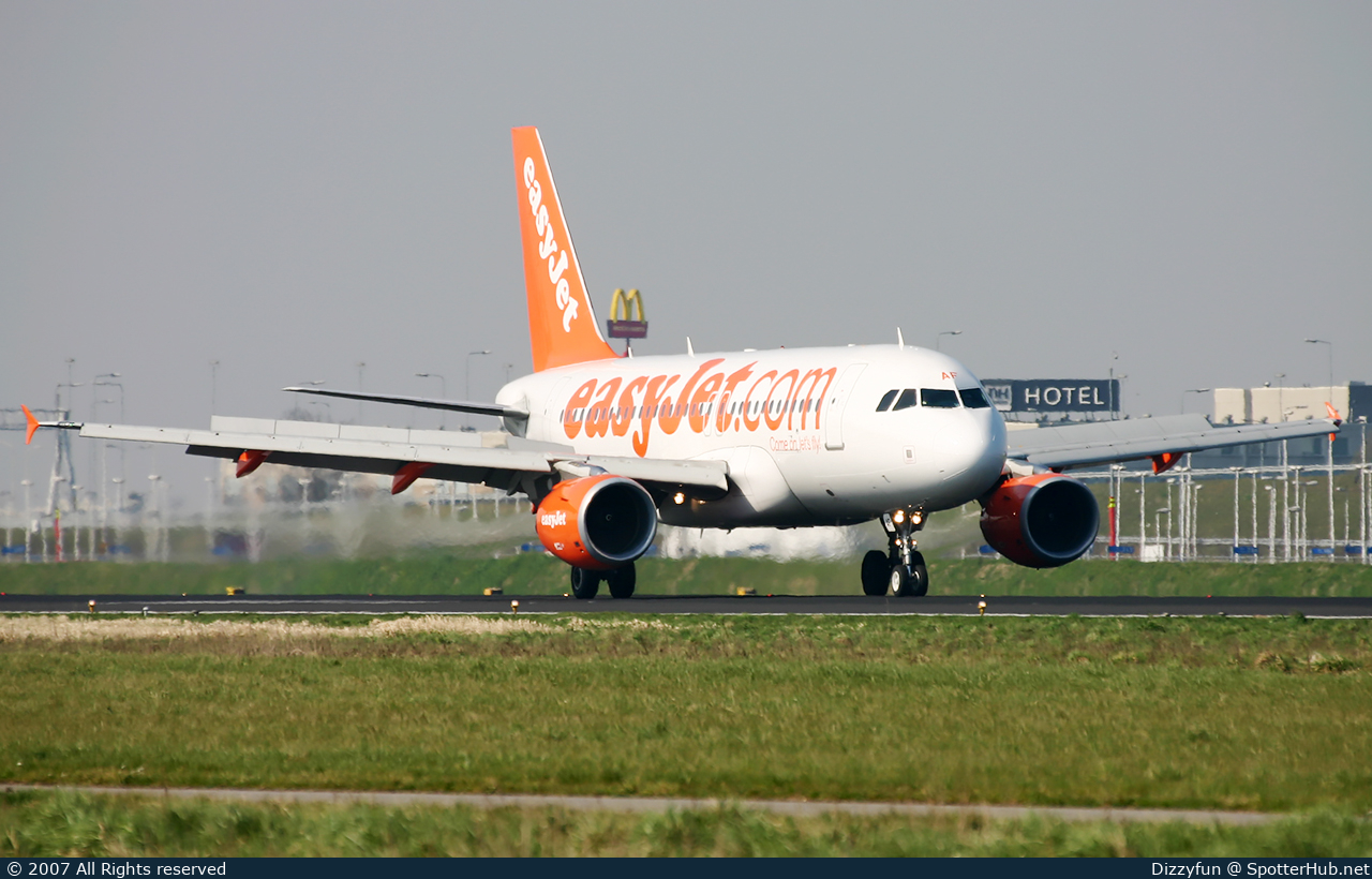 Photo of G-EZAF - Airbus A319-111 operated by easyJet