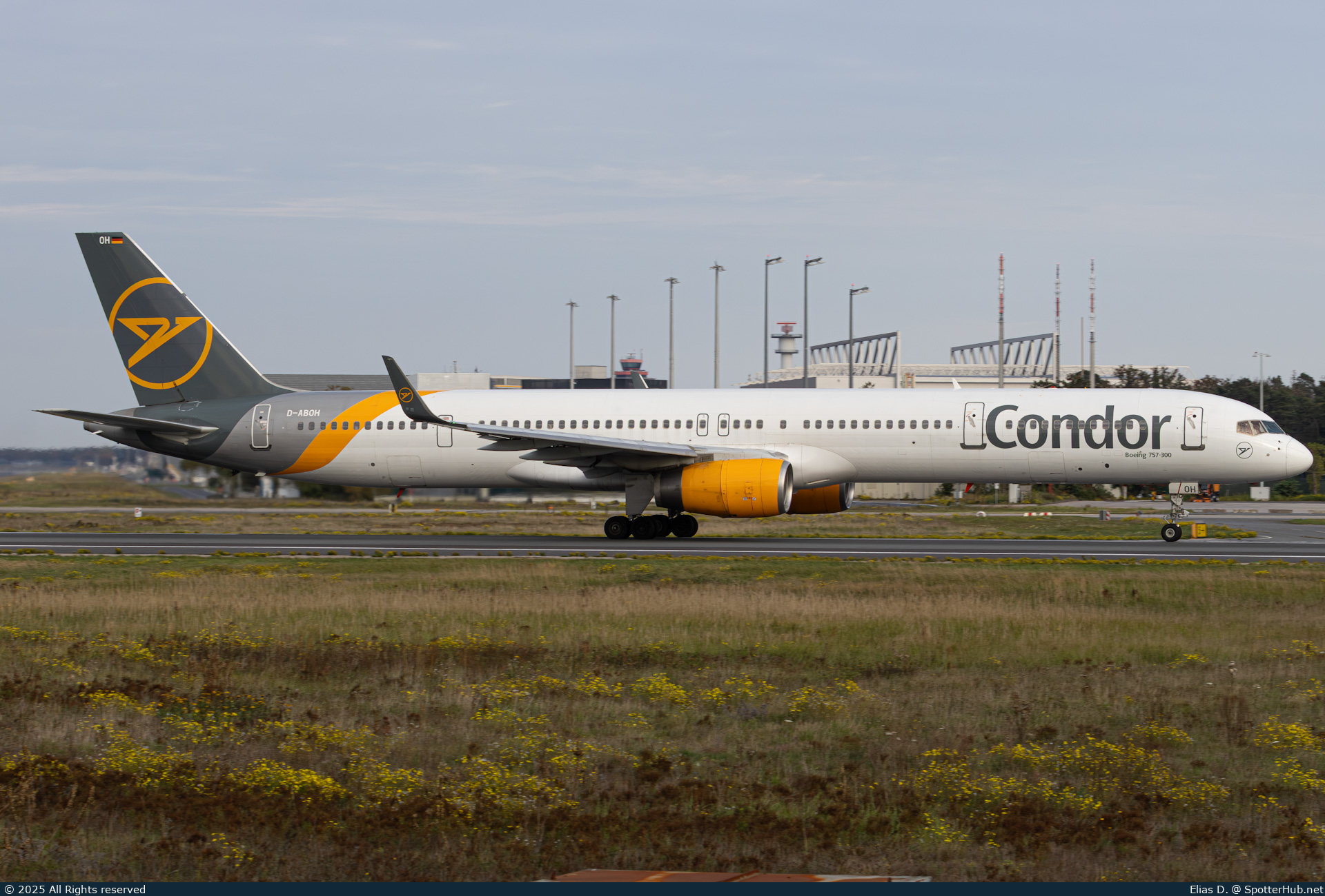 Photo of D-ABOH - Boeing 757-330 operated by Condor