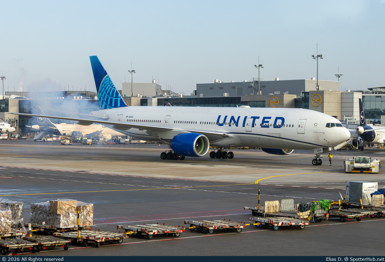 Photo of N216UA - Boeing 777-222(ER) operated by United Airlines