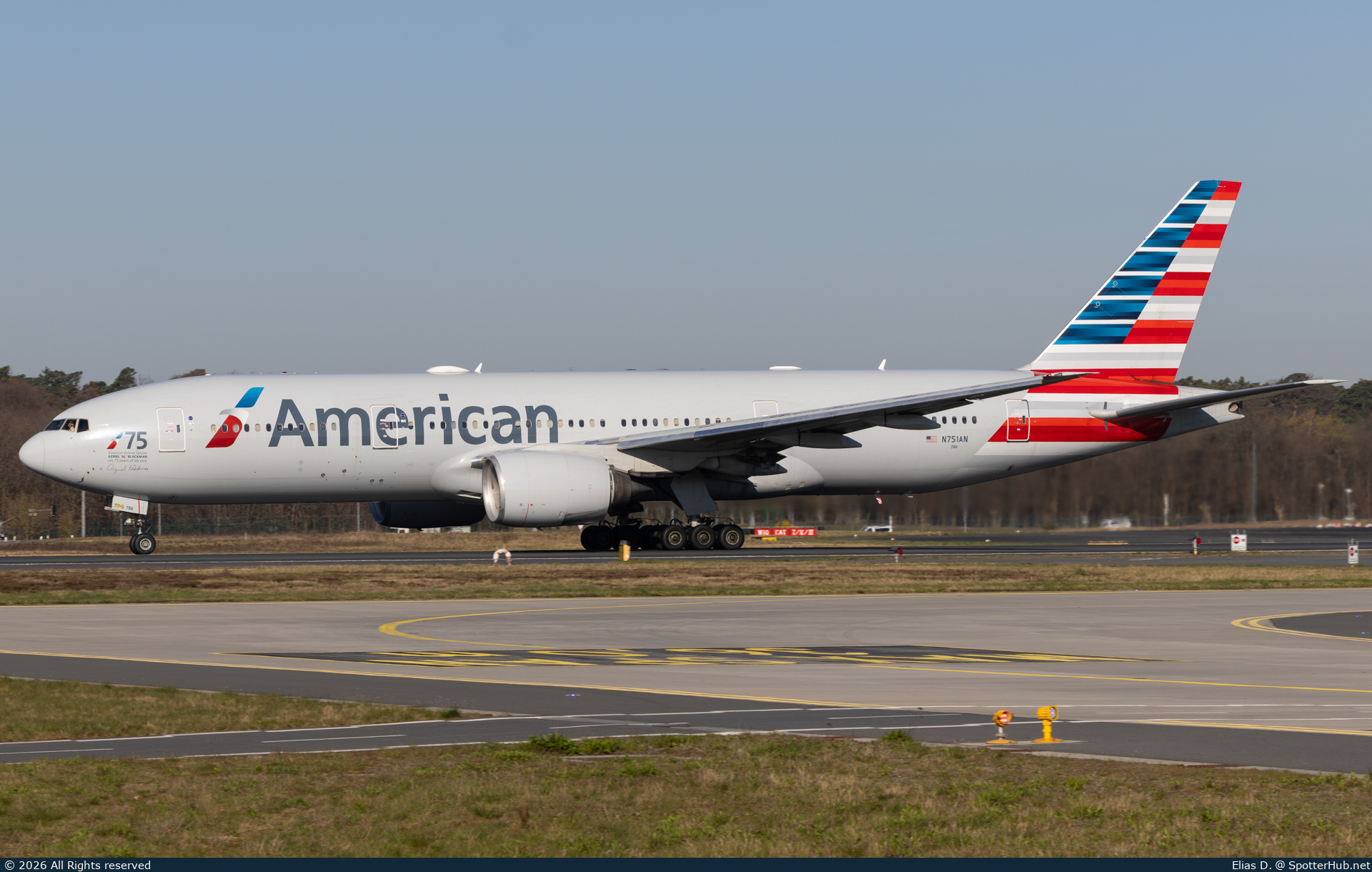 Photo of N751AN - Boeing 777-223(ER) operated by American Airlines