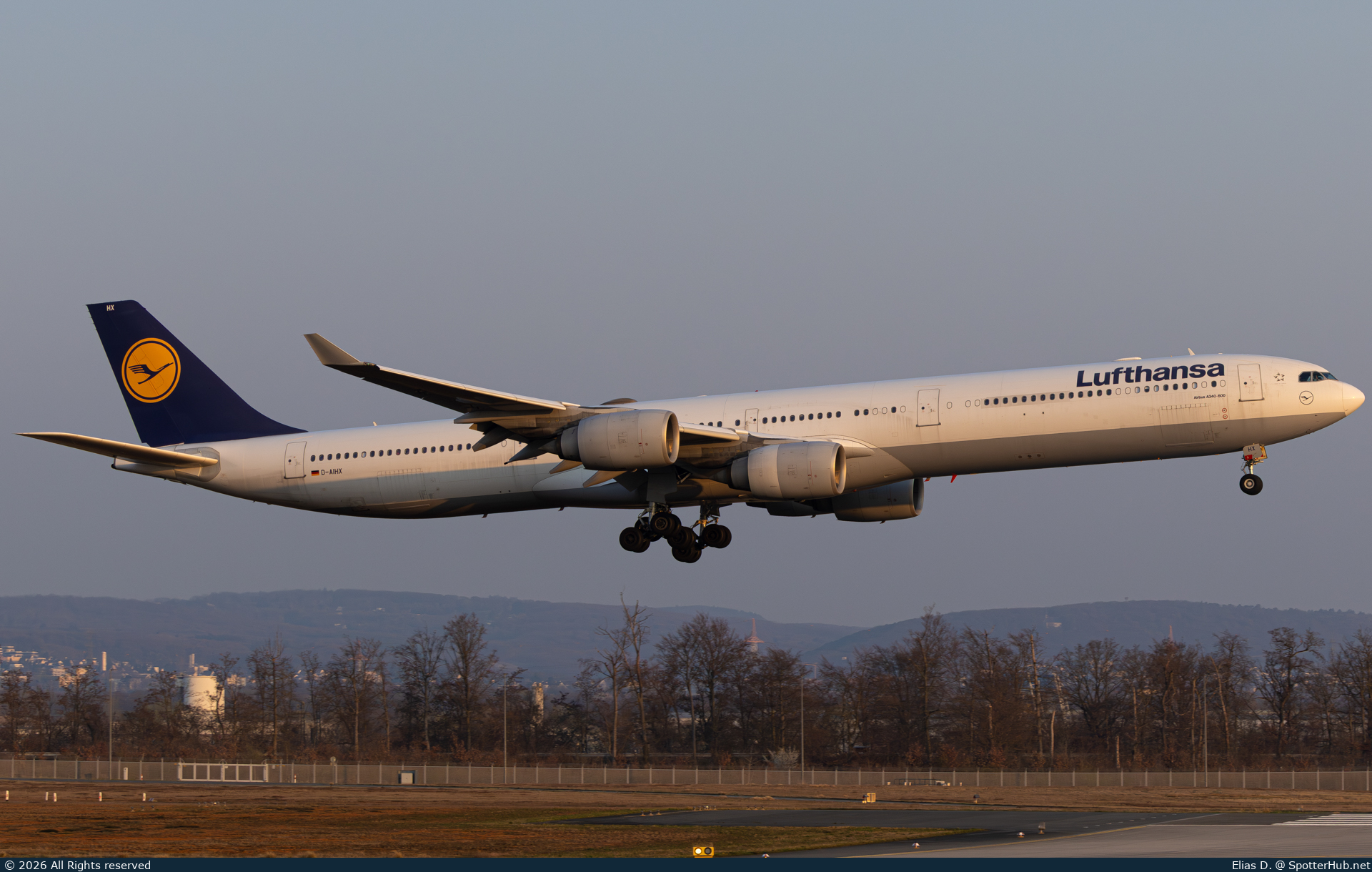 Photo of D-AIHX - Airbus A340-642 operated by Lufthansa