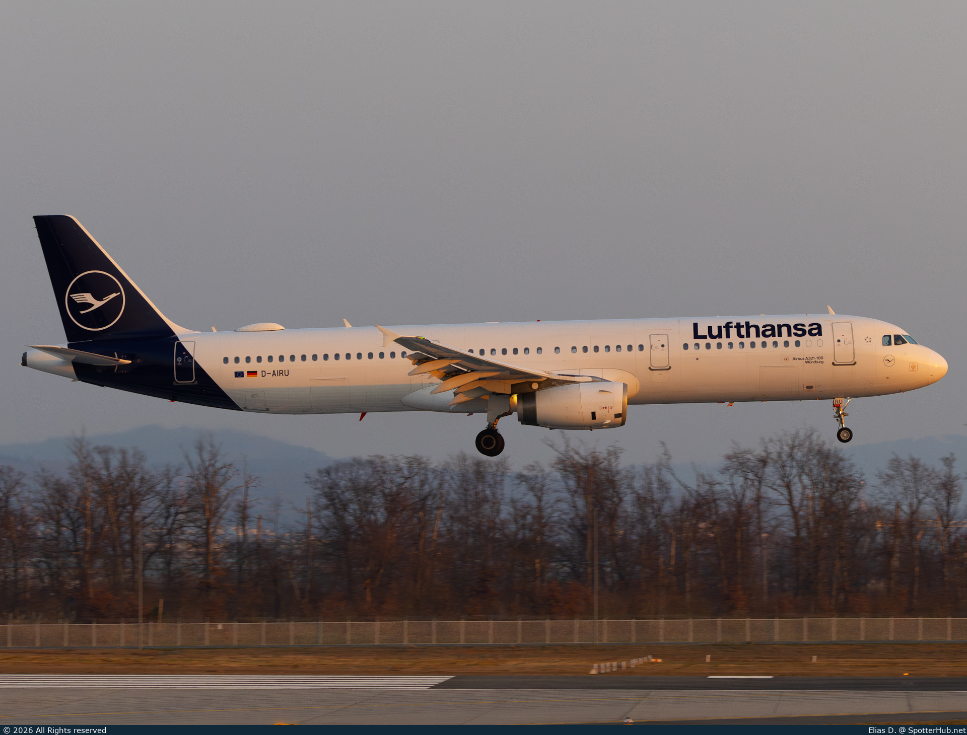 Photo of D-AIRU - Airbus A321-131 operated by Lufthansa