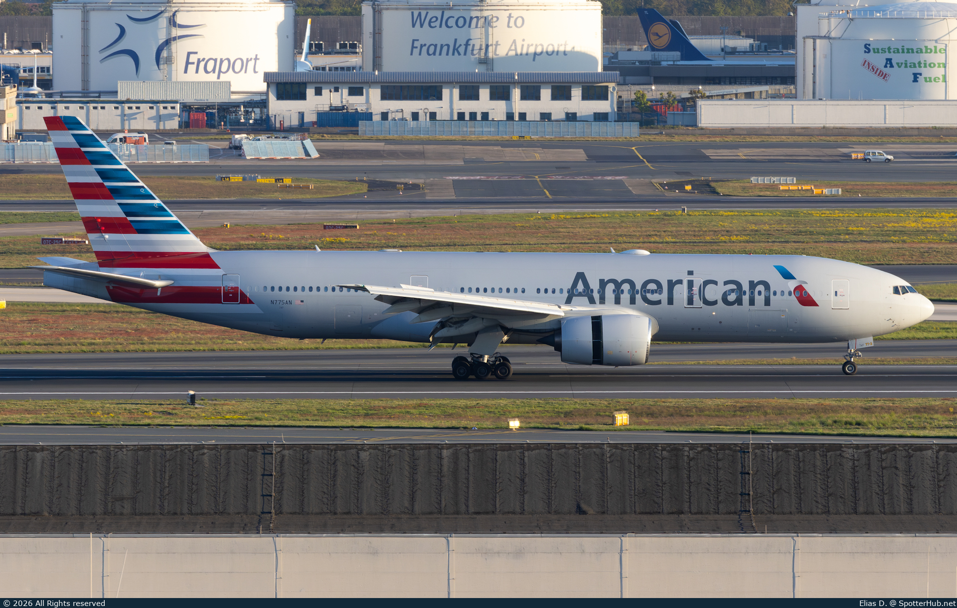 Photo of N775AN - Boeing 777-223(ER) operated by American Airlines
