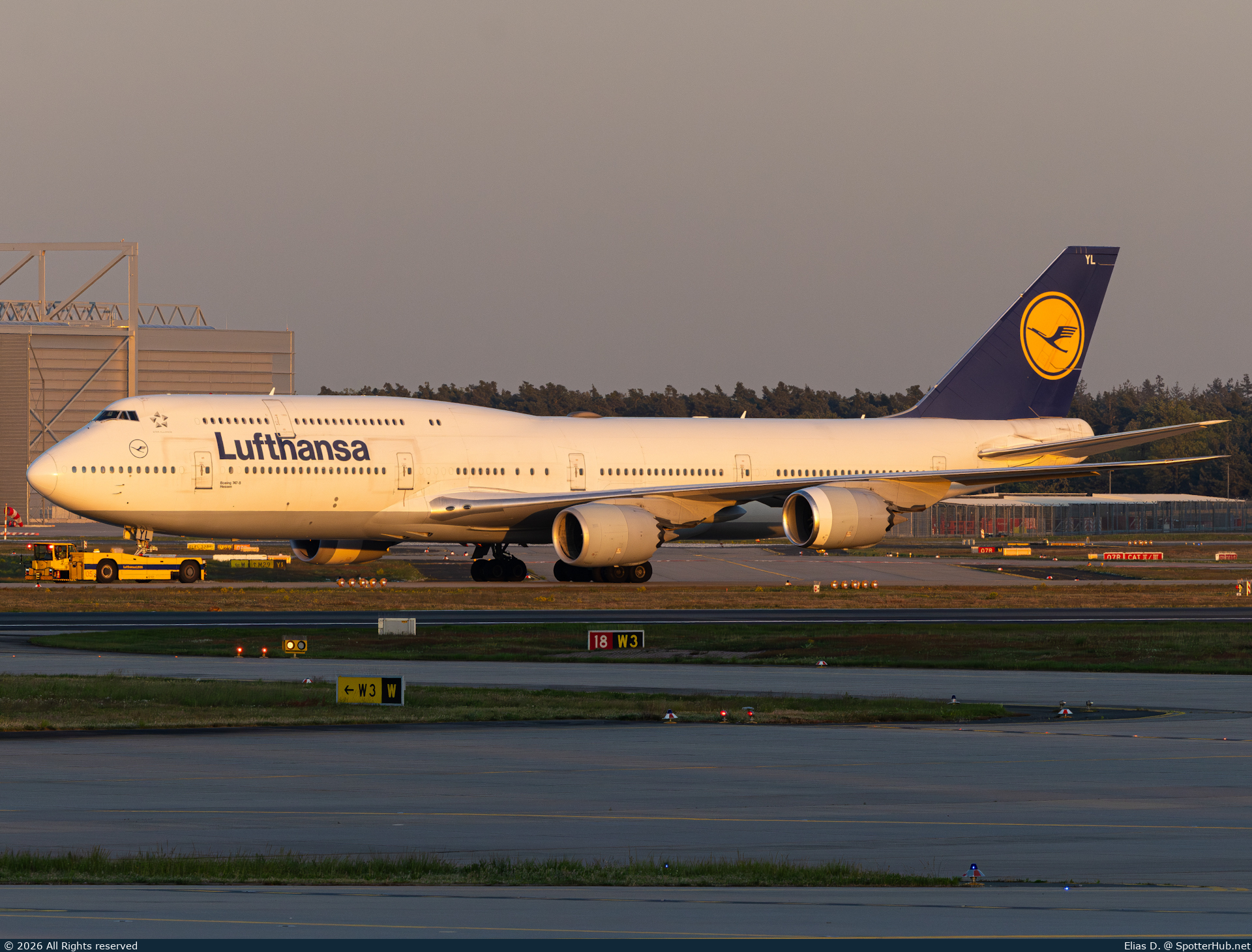 Photo of D-ABYL - Boeing 747-830 operated by Lufthansa