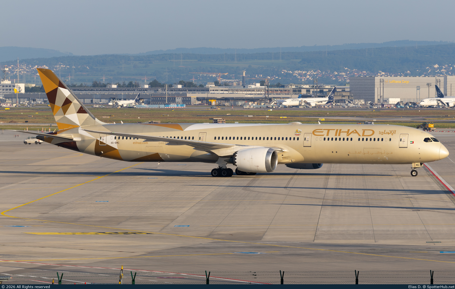 Photo of A6-BMC - Boeing 787-10 Dreamliner operated by Etihad Airways
