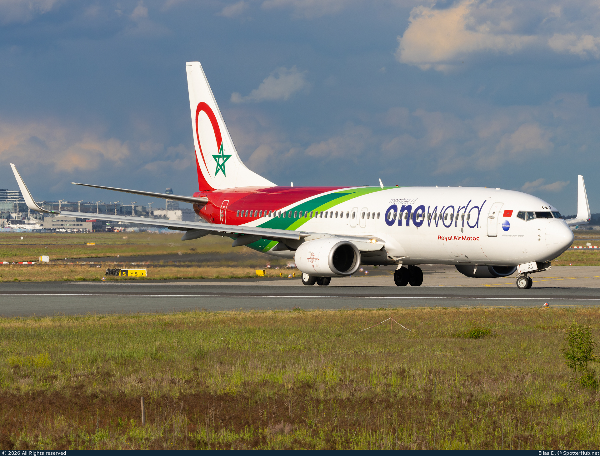 Photo of CN-RGJ - Boeing 737-8B6 operated by Royal Air Maroc